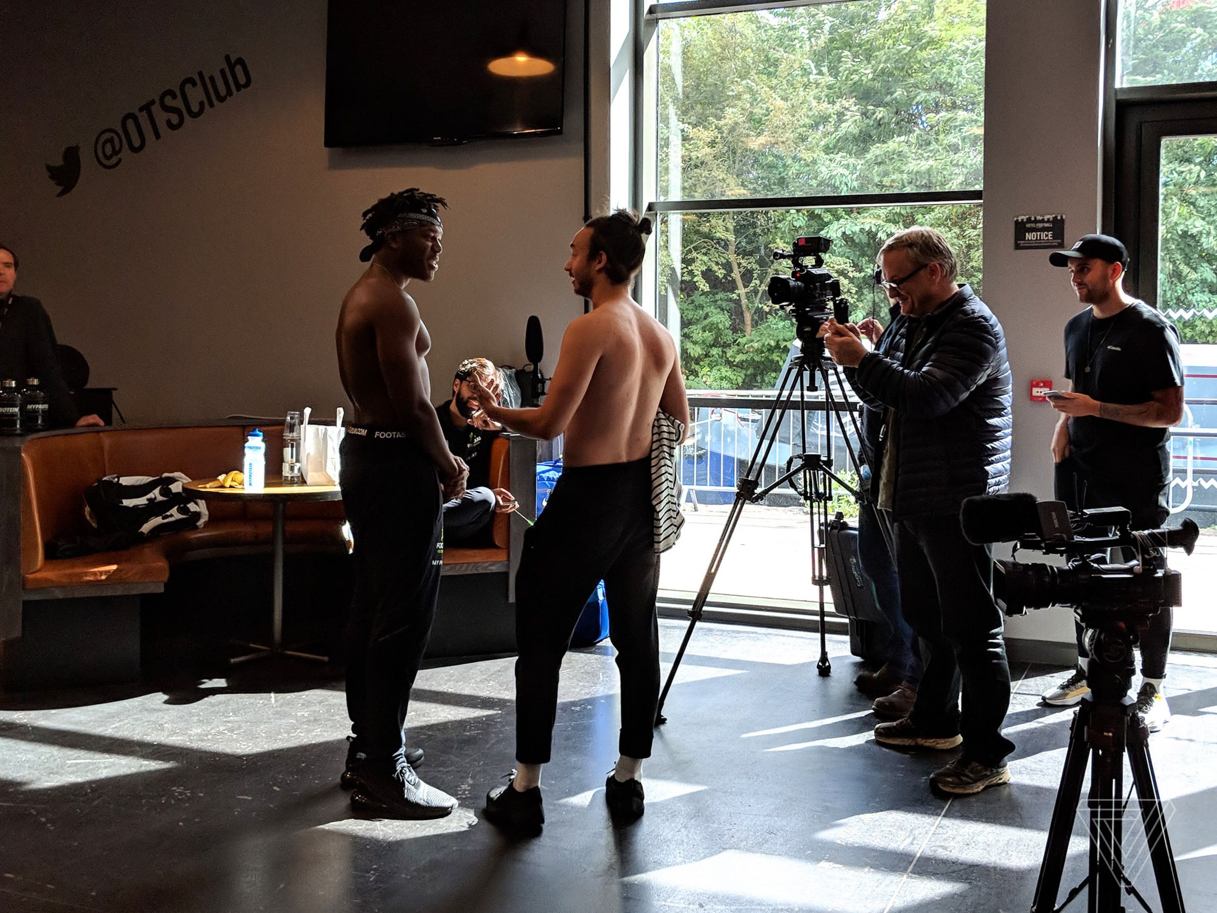 KSI doing a pre-fight interview with his shirt off, at the interviewer’s request. Macho behavior is apparently infectious.