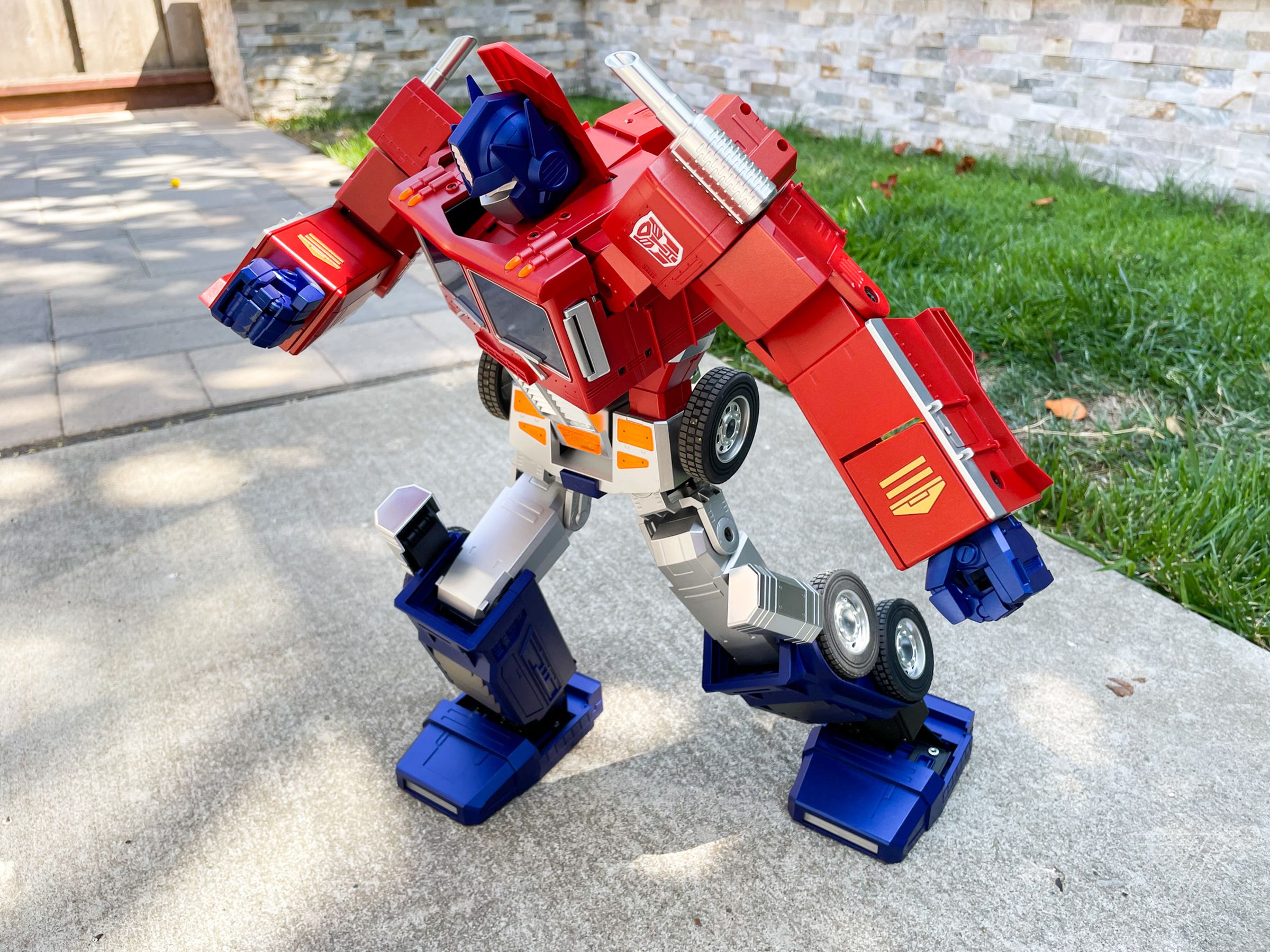 When idle, Optimus tends to dab. Seriously, this is one of his idle poses that he’ll do automatically.