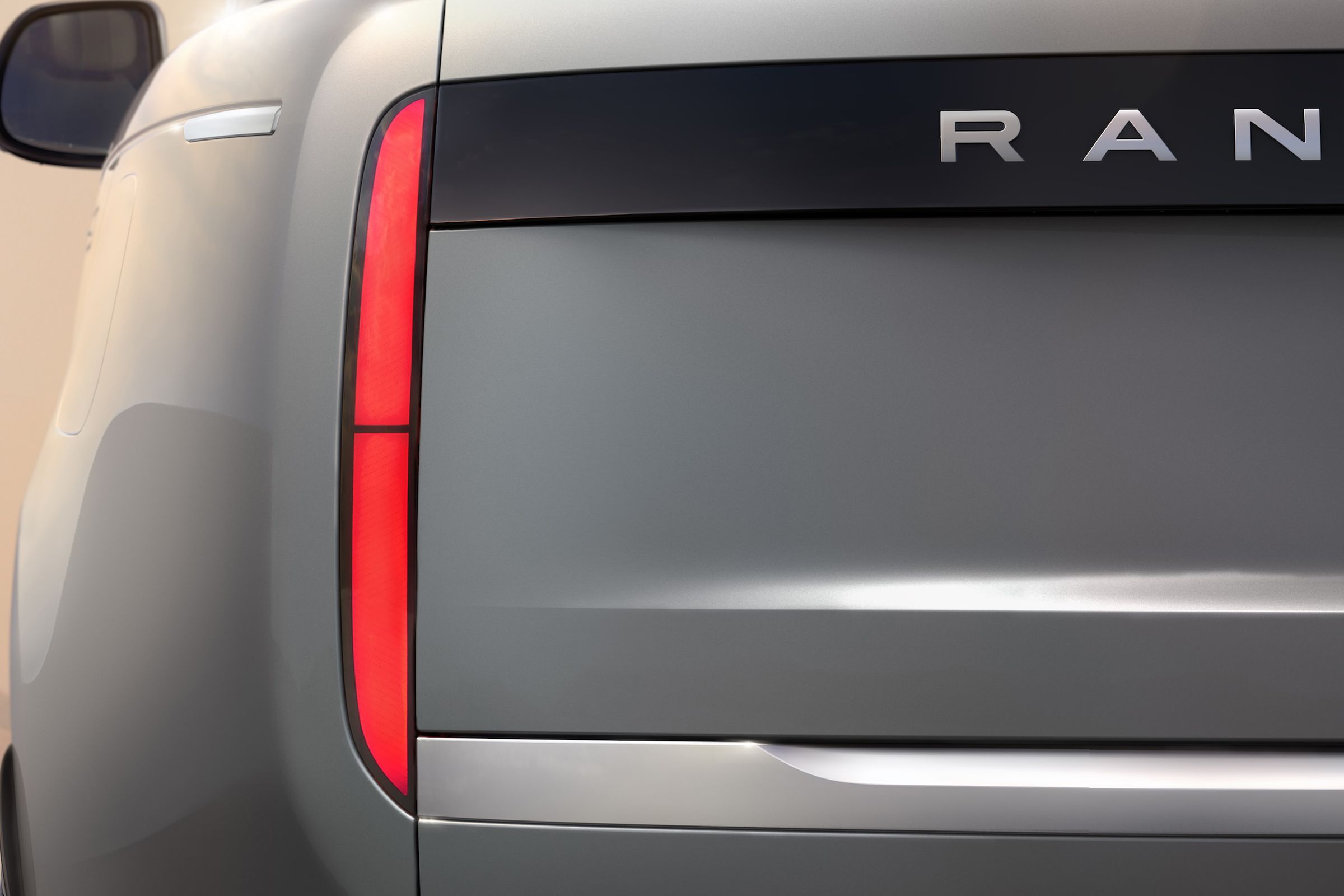 A picture of the slim, vertical rear light of a Range Rover.