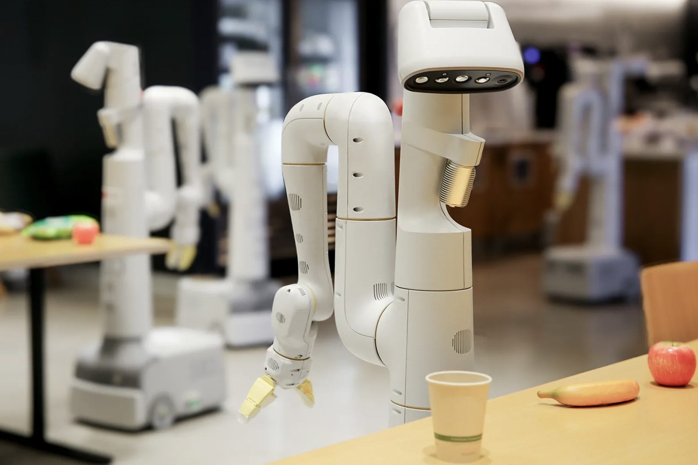 Google’s&nbsp;autonomous wheeled robot identifies objects on a table.