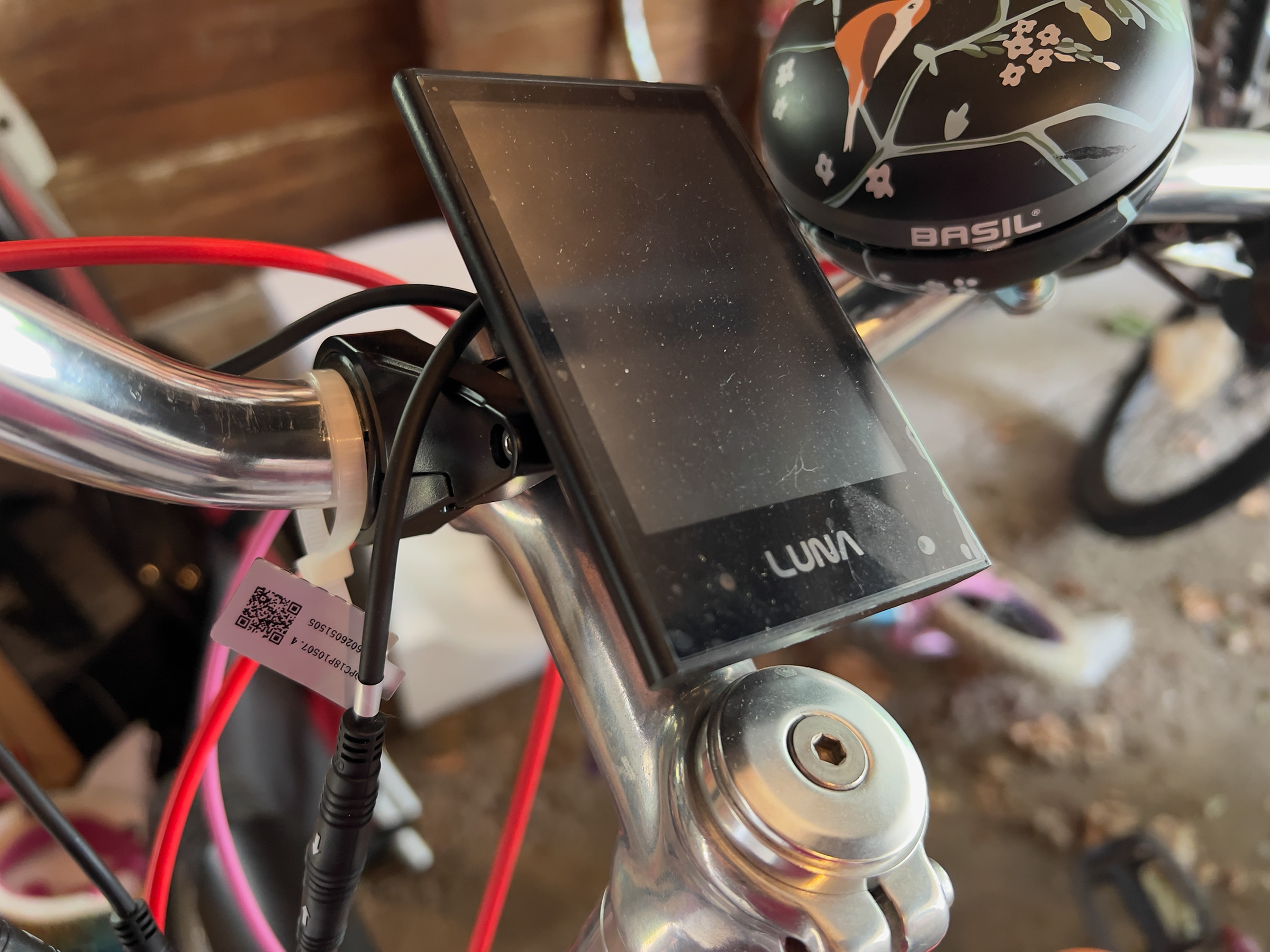 A picture of the Luna display attached to the handlebars.