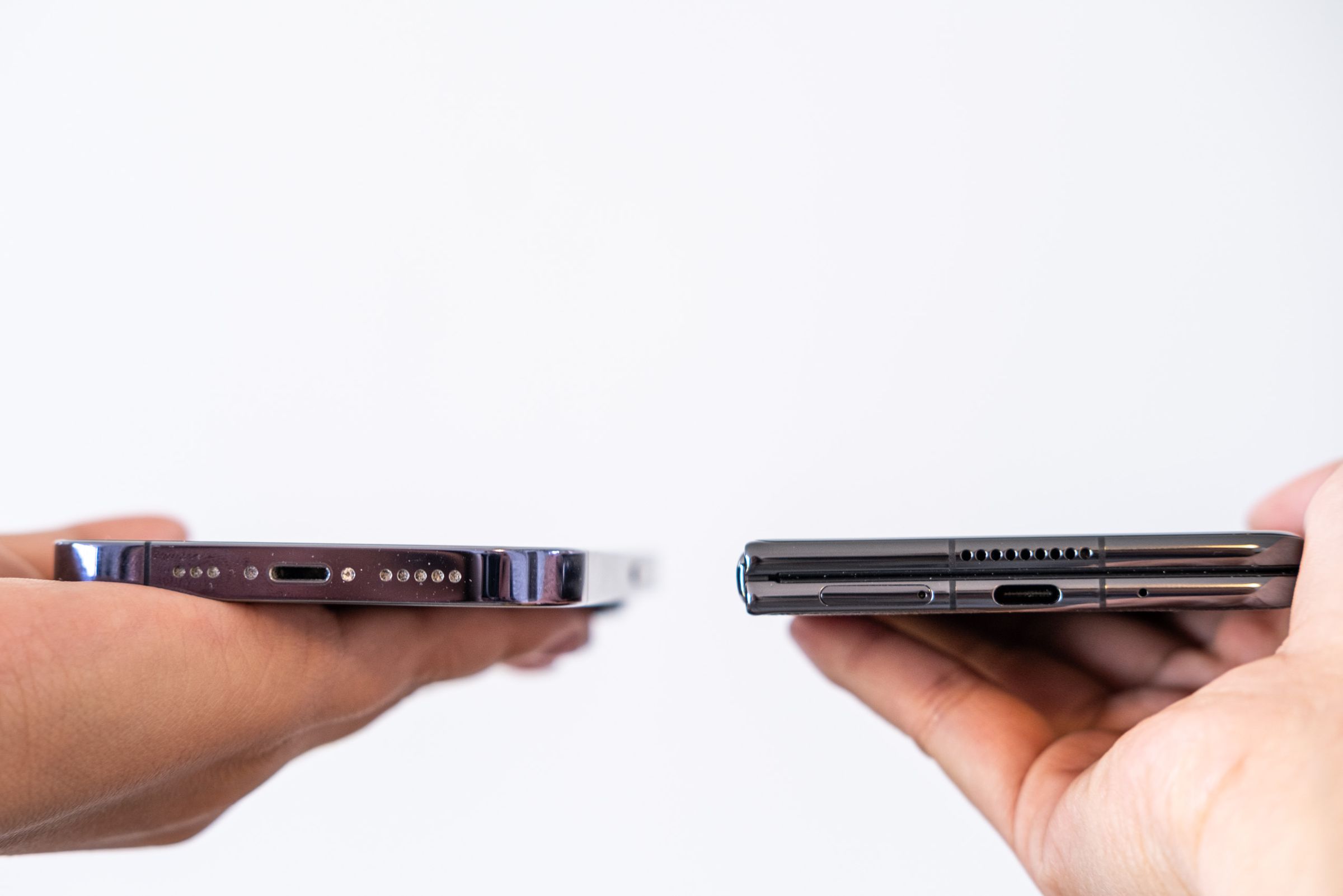 iPhone 14 Pro (left) next to Honor Magic V2 (right)