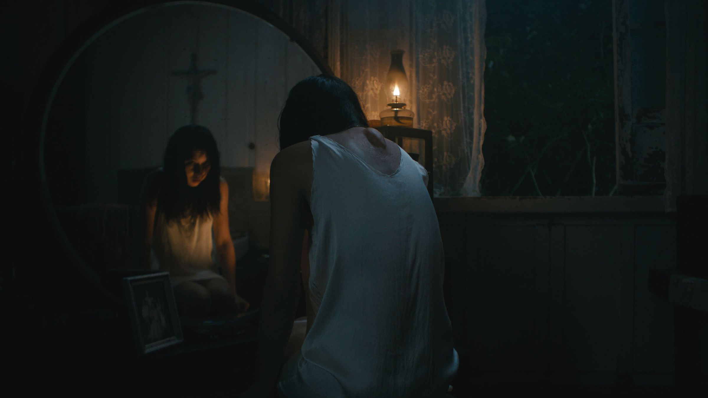 Una foto fija de Beauty González en la película de terror In My Mother's Skin.