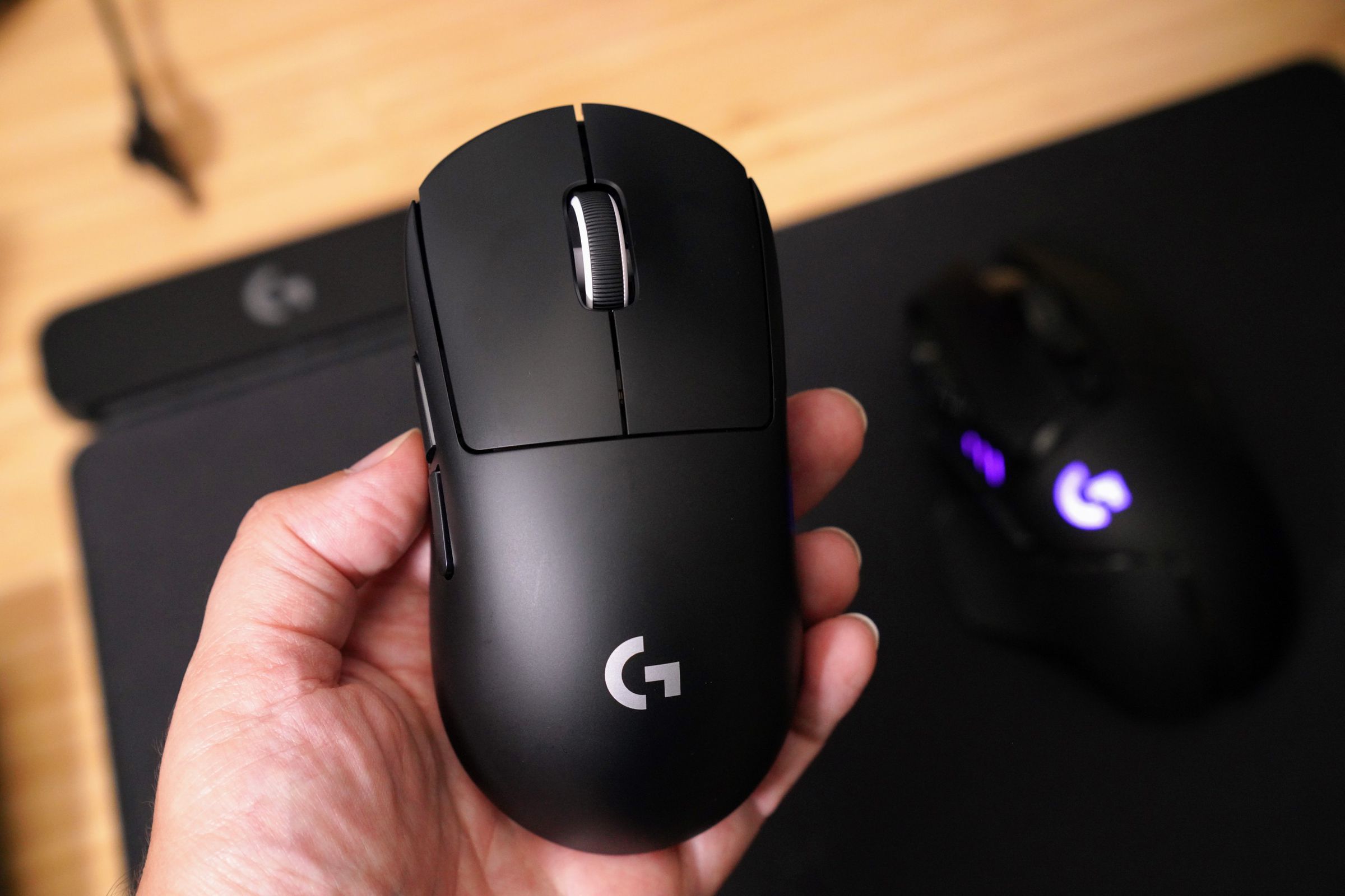 It’s not quite ambidextrous; you still only get your Mouse 4 and Mouse 5 buttons on the left. 