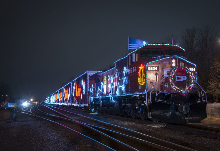 This holiday train brings joy to children and food to the needy - The Verge