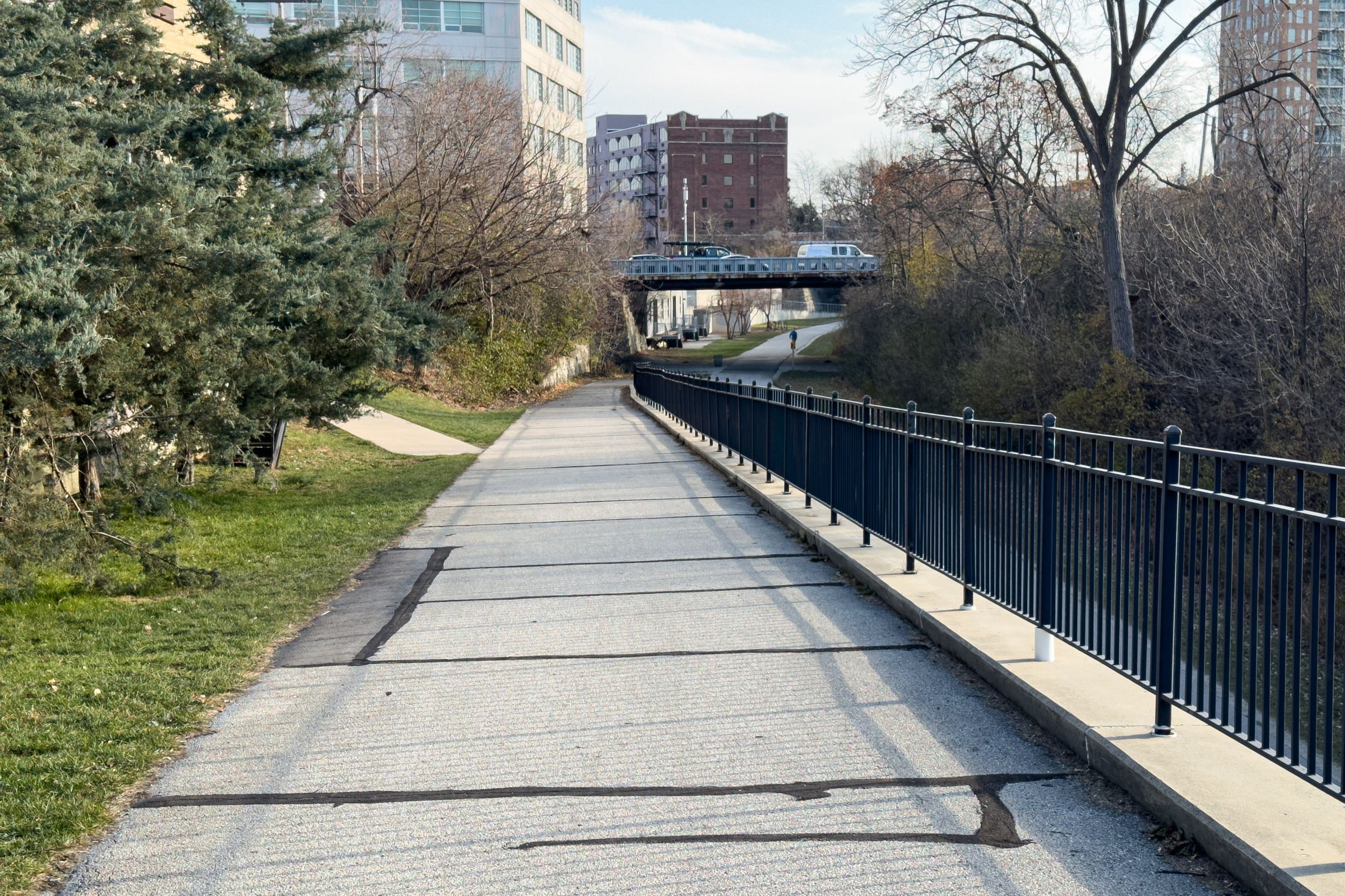 A picture of a ramp that descends to a below-street bike trail.