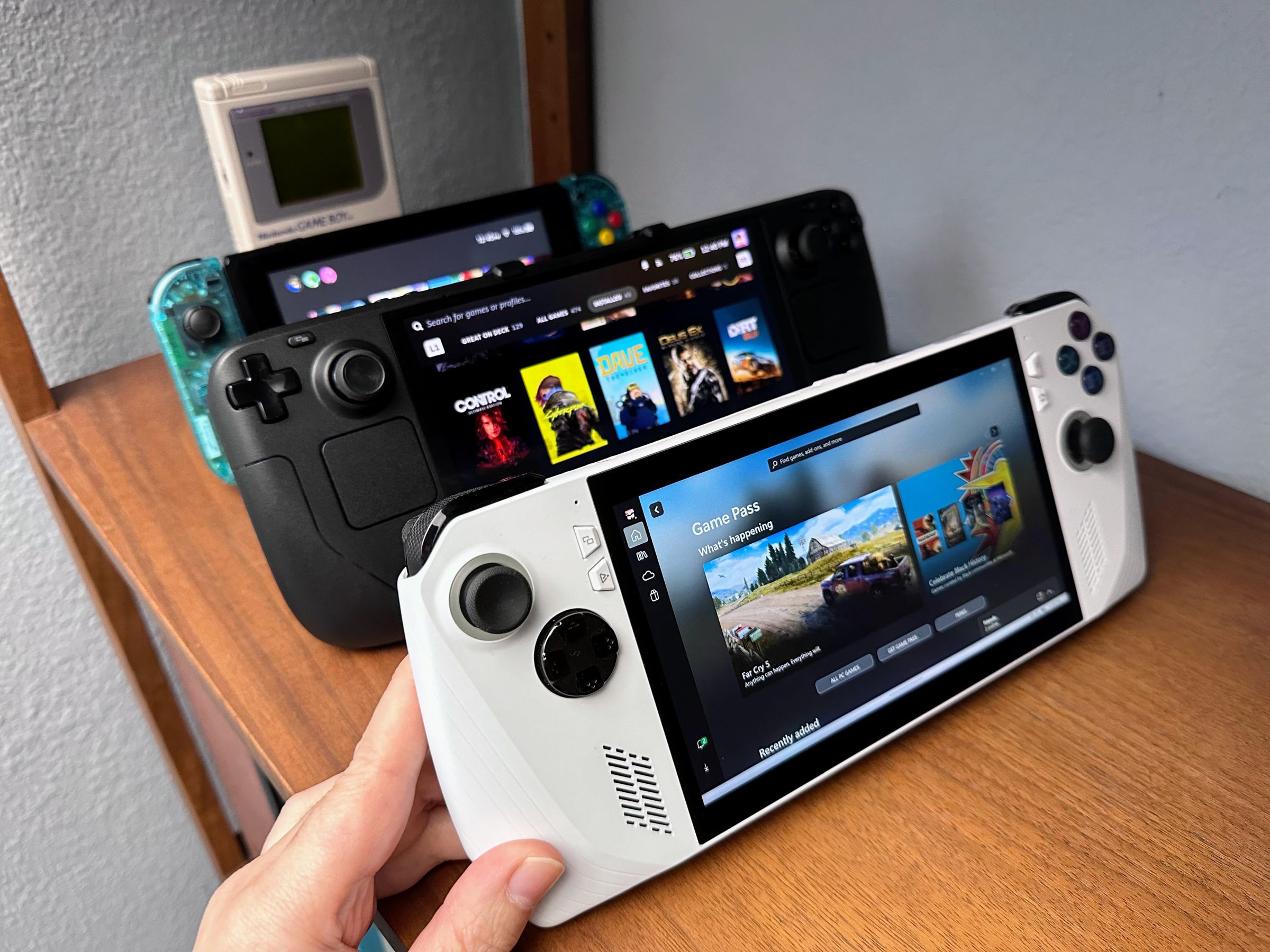 Asus ROG Ally و پشت آن Steam Deck، Nintendo Switch و Game Boy اصلی.