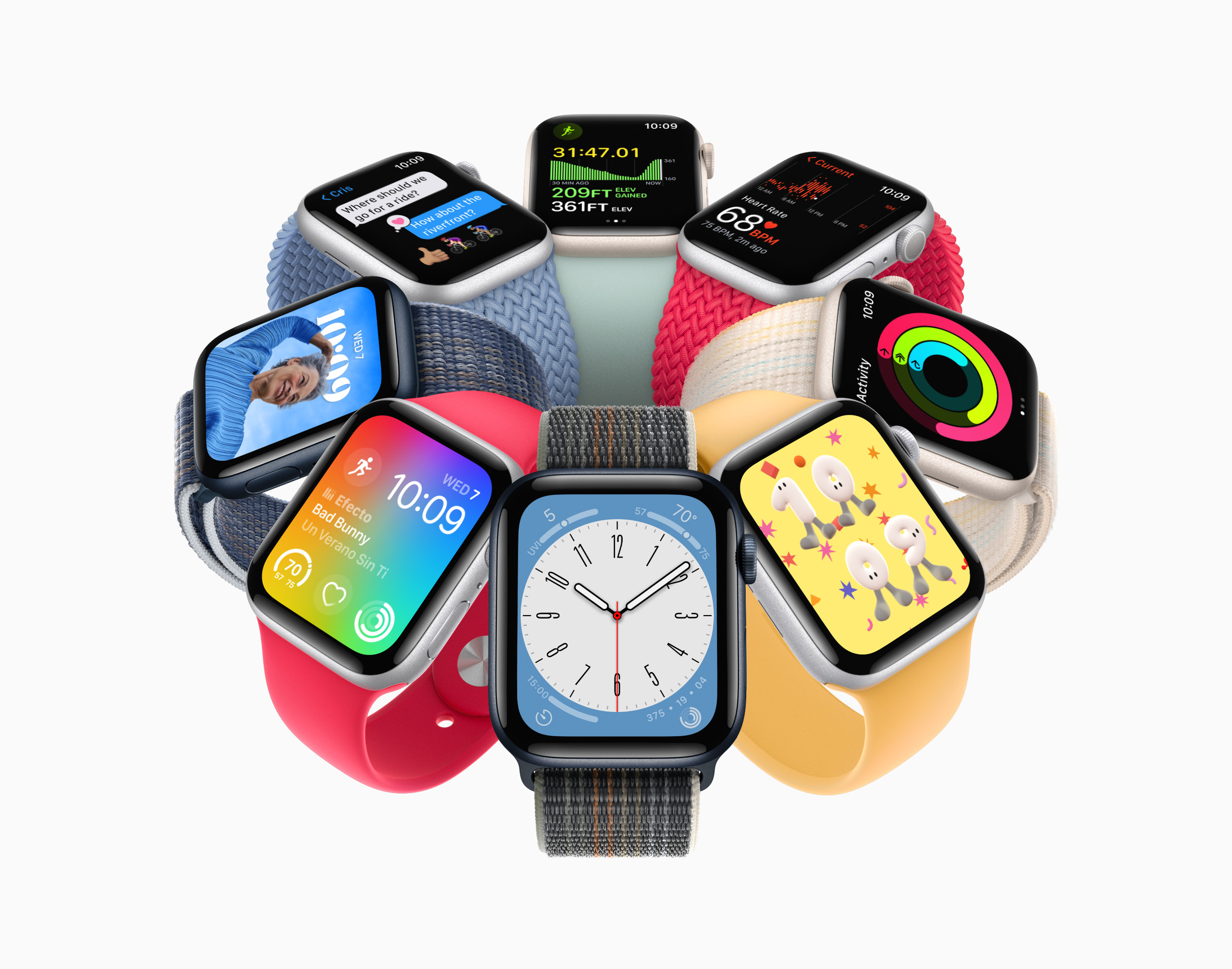 सर्कल फॉर्मेशन में Apple Watch SE 2022 घड़ियों की एक श्रृंखला