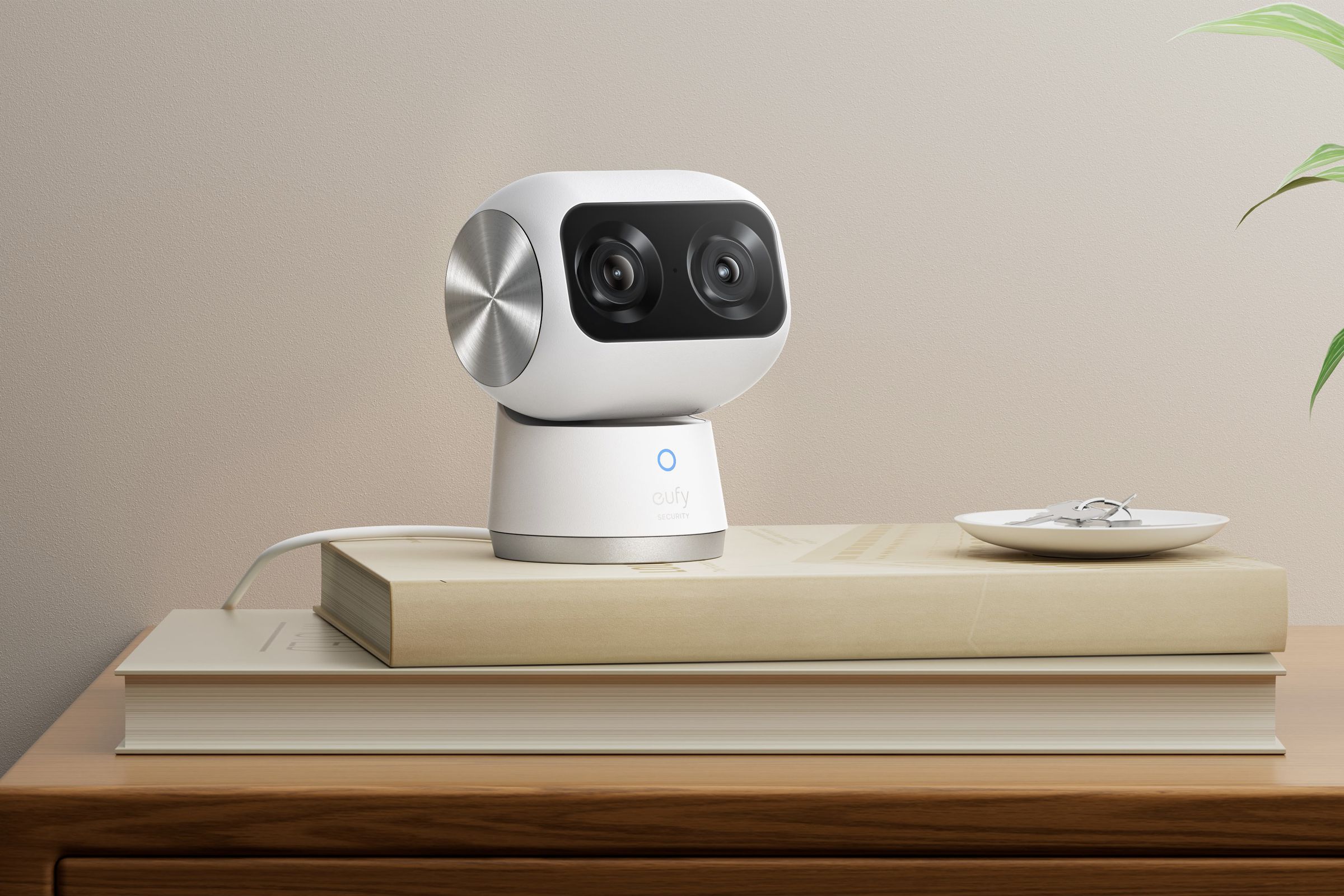 دوربین داخلی Eufy's Indoor Cam S350 شبیه یک ربات کودک است و می تواند برای تعقیب اعضای خانواده در سراسر خانه حرکت کند و کج کند.