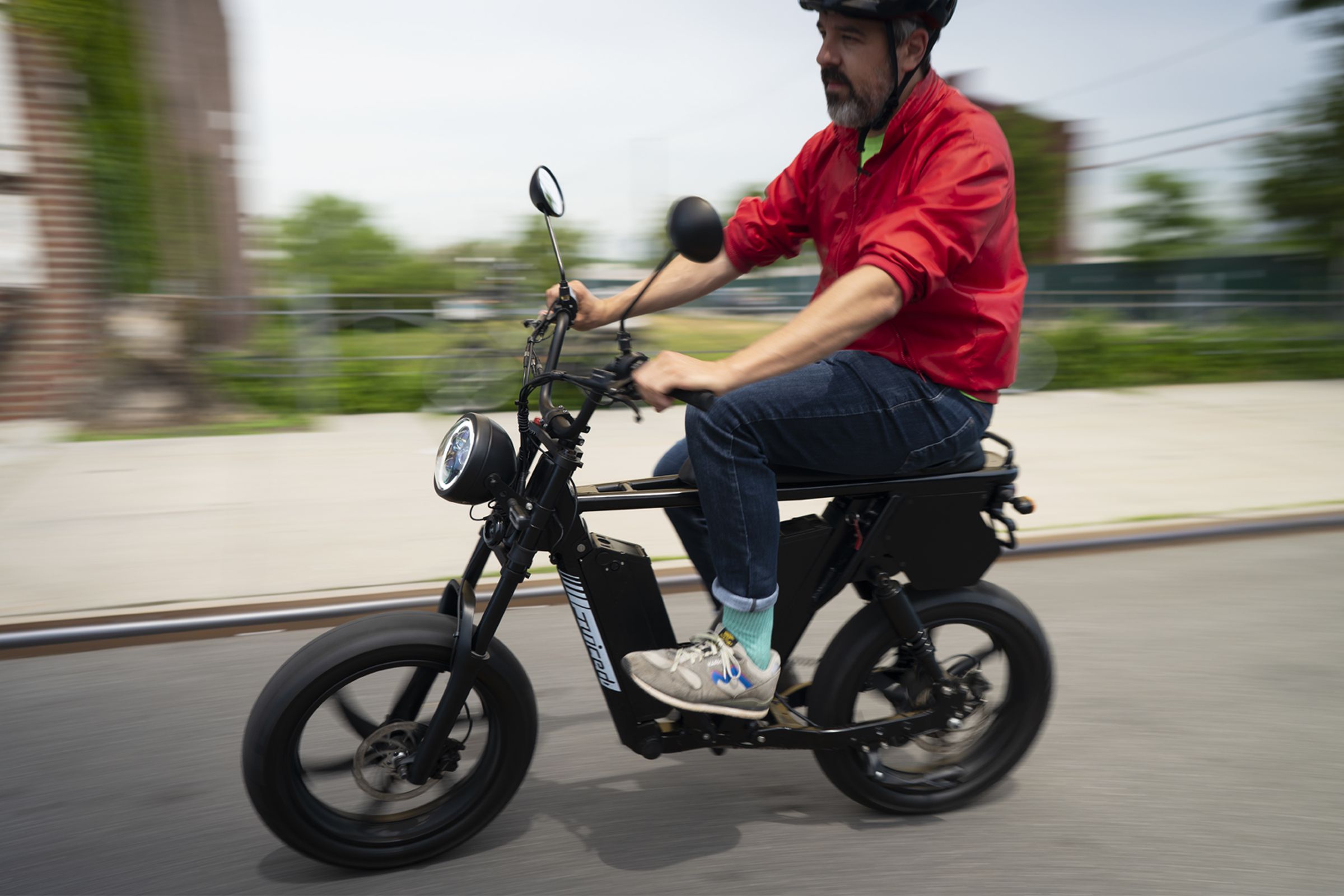 Juiced’s HyperScrambler 2 is a fast, long-range e-bike with moped-like stylings. 