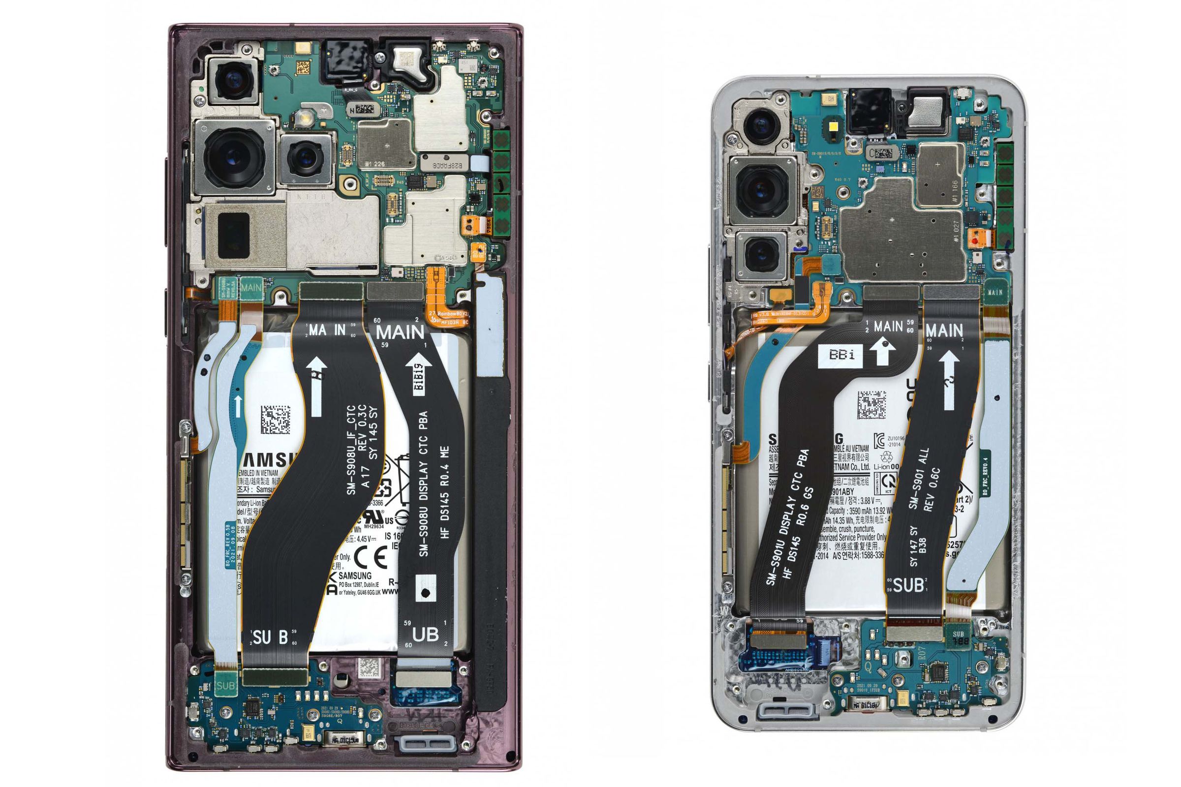The Galaxy S22 Ultra (left) and the regular S22.