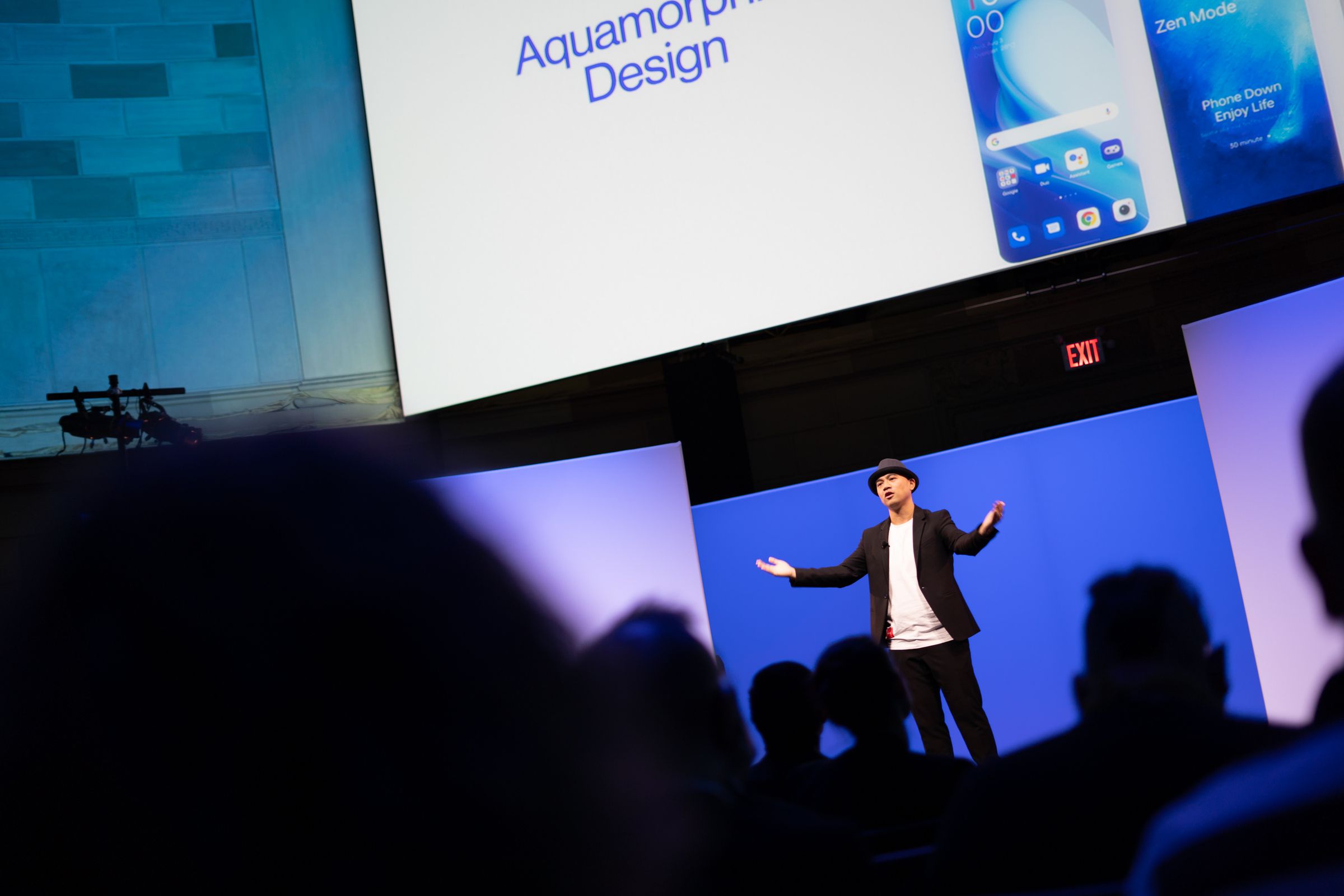 Giám đốc điều hành của OnePlus đang trình bày trên sân khấu với hình bóng khán giả ở phía trước.