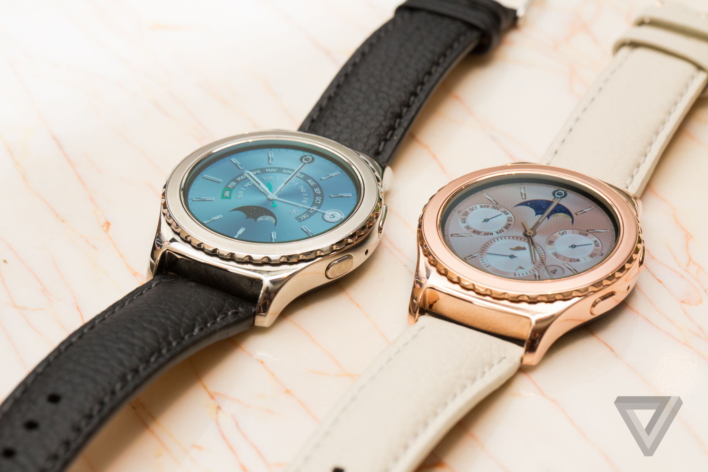 Samsung Gear S2 Classic gold and platinum