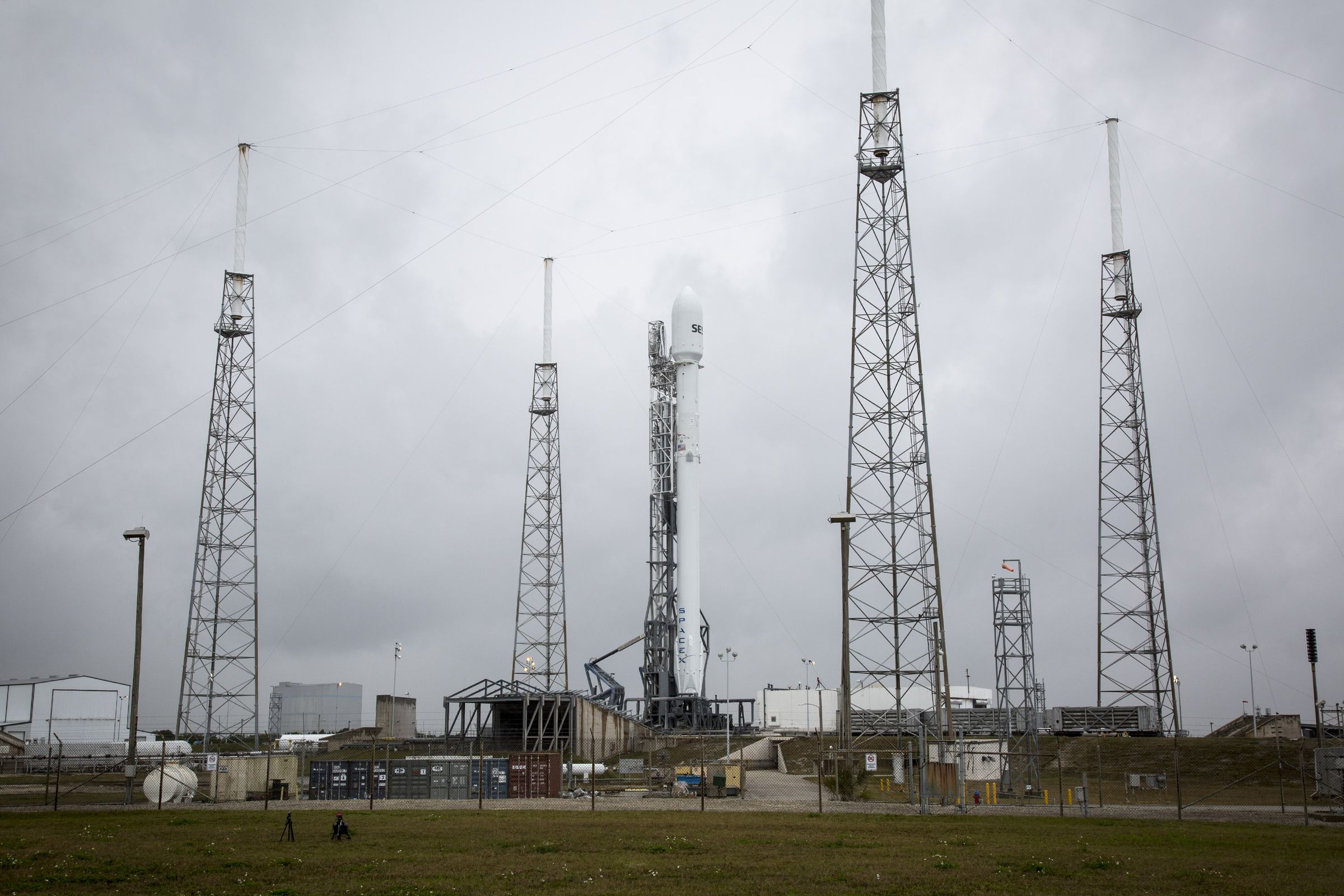 A SpaceX Falcon 9 rocket at the SLC-40 launch pad, prior to the accident