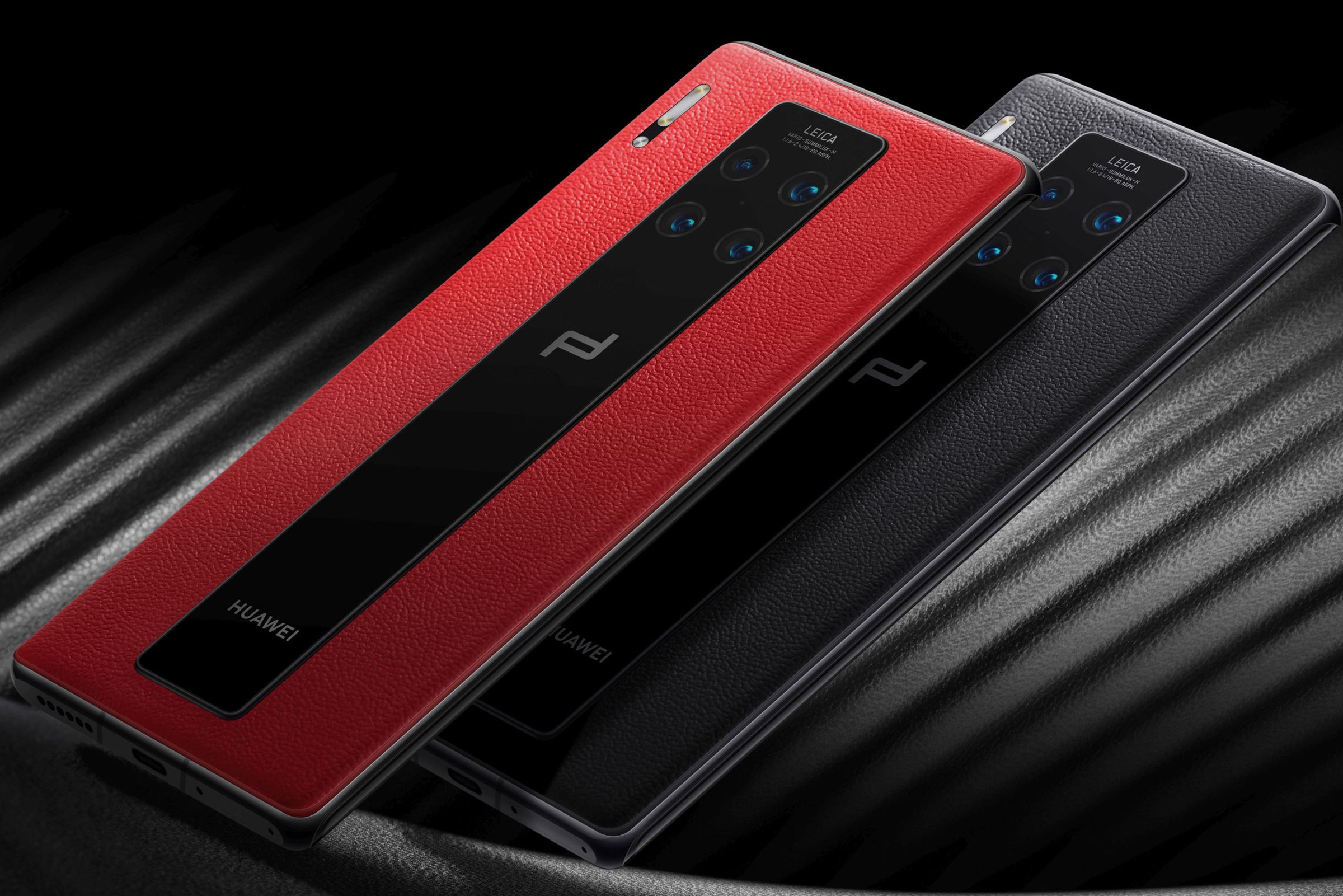 The rear of the phone has a combined leather and glass construction.﻿