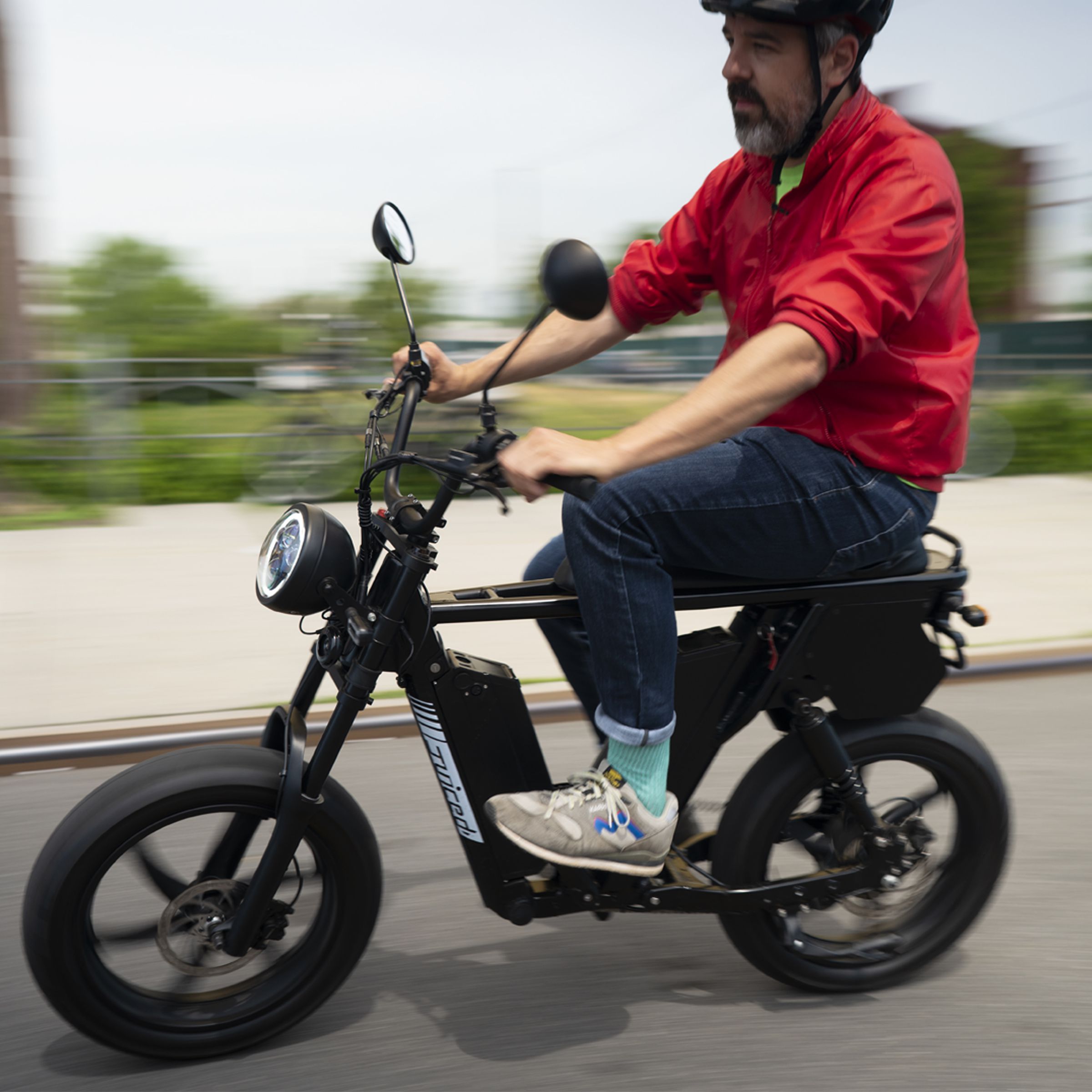 Juiced’s HyperScrambler 2 is a fast, long-range e-bike with moped-like stylings. 