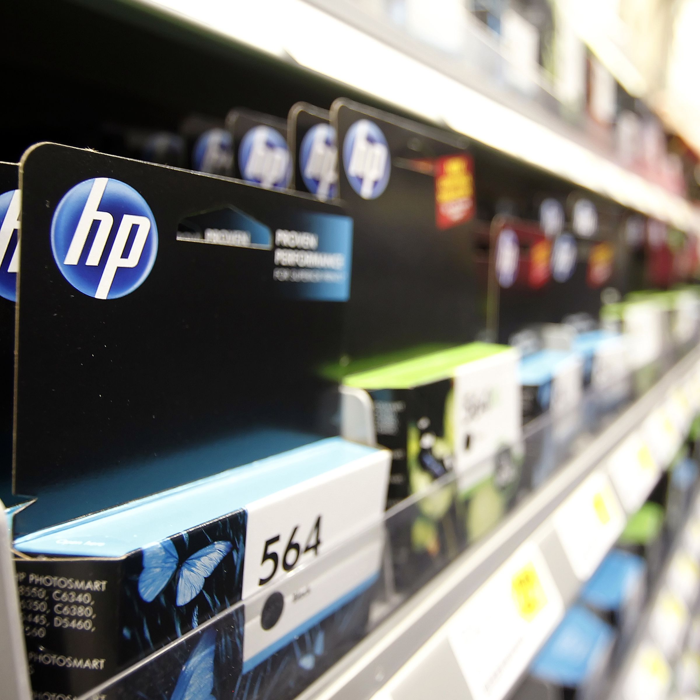 Hewlett-Packard Cuts Forecasts As Consumers Curb PC Buying