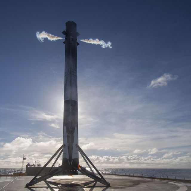 New Spacex Photos Show Falcon 9 Rockets Angled Landing The Verge