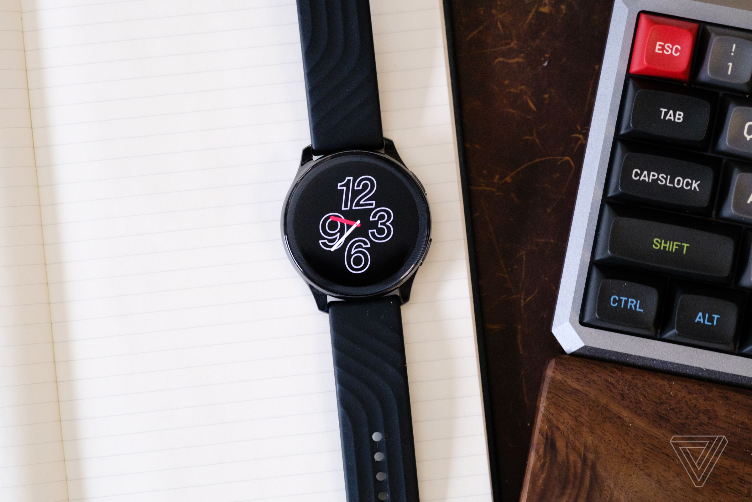 The OnePlus Watch looks like many other smartwatches, but most especially the Samsung Galaxy Watch Active.