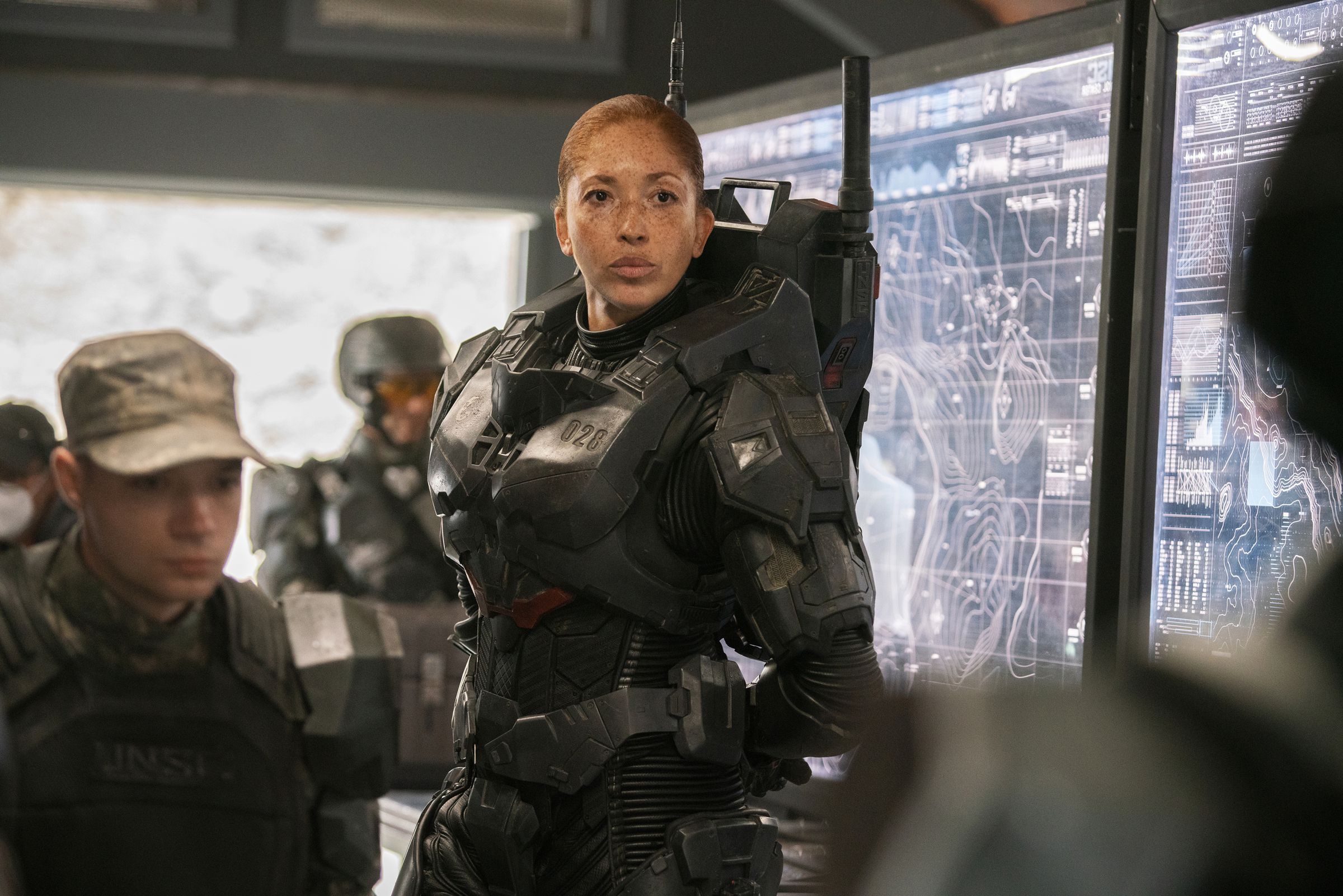 Photo from Halo season 1 episode 5 featuring Riz-028 (Natasha Culzac) in Spartan armor.