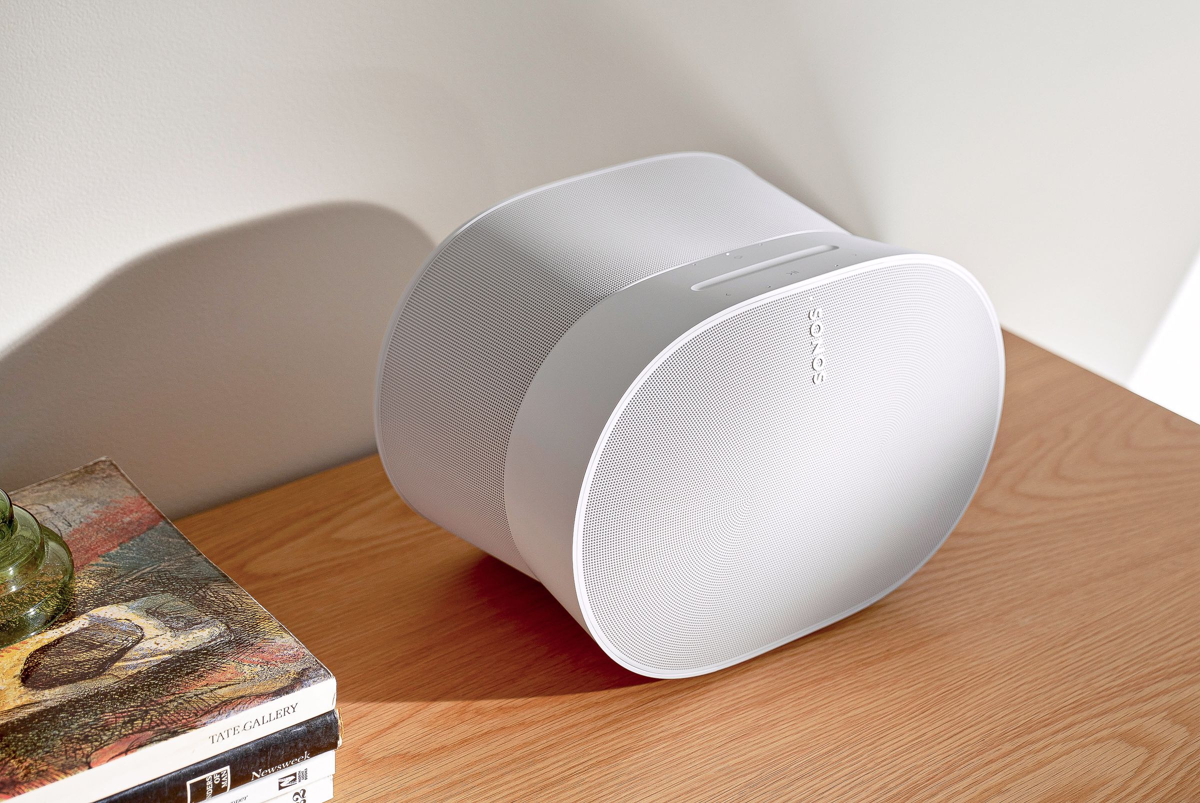 白色 Sonos Era 300 扬声器的营销图片。