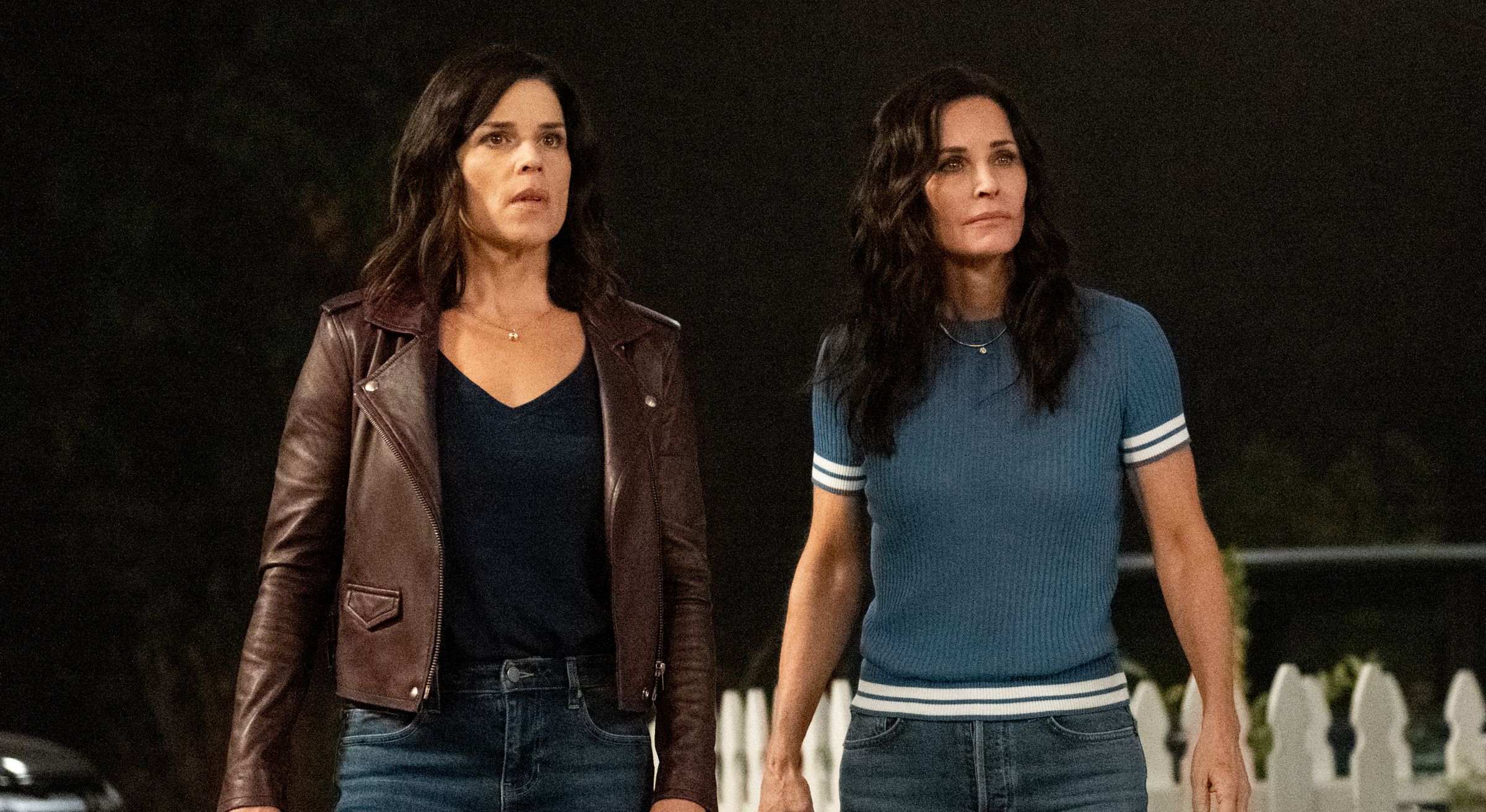 Neve Campbell and Cortney Cox reunite to battle a tech-savvy killer in the latest Scream installment.