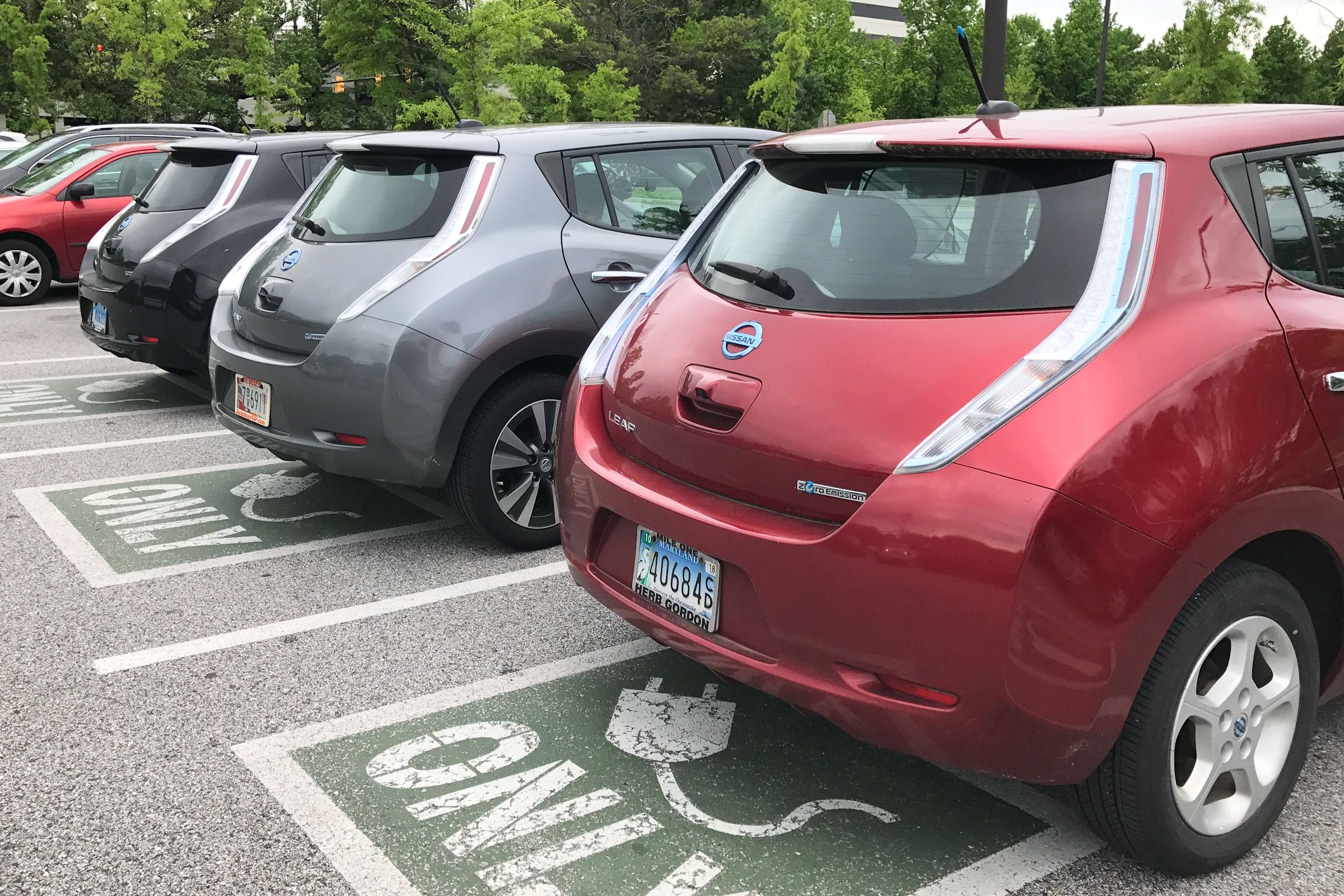A Leaf charging lineup in 2017. Today, you’re more likely to see a line of Tesla Model 3s or Ys.