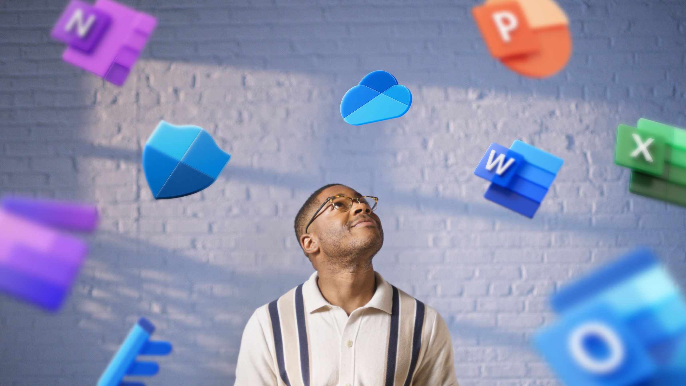 Ilustración de logotipos de Microsoft 365 alrededor de un hombre