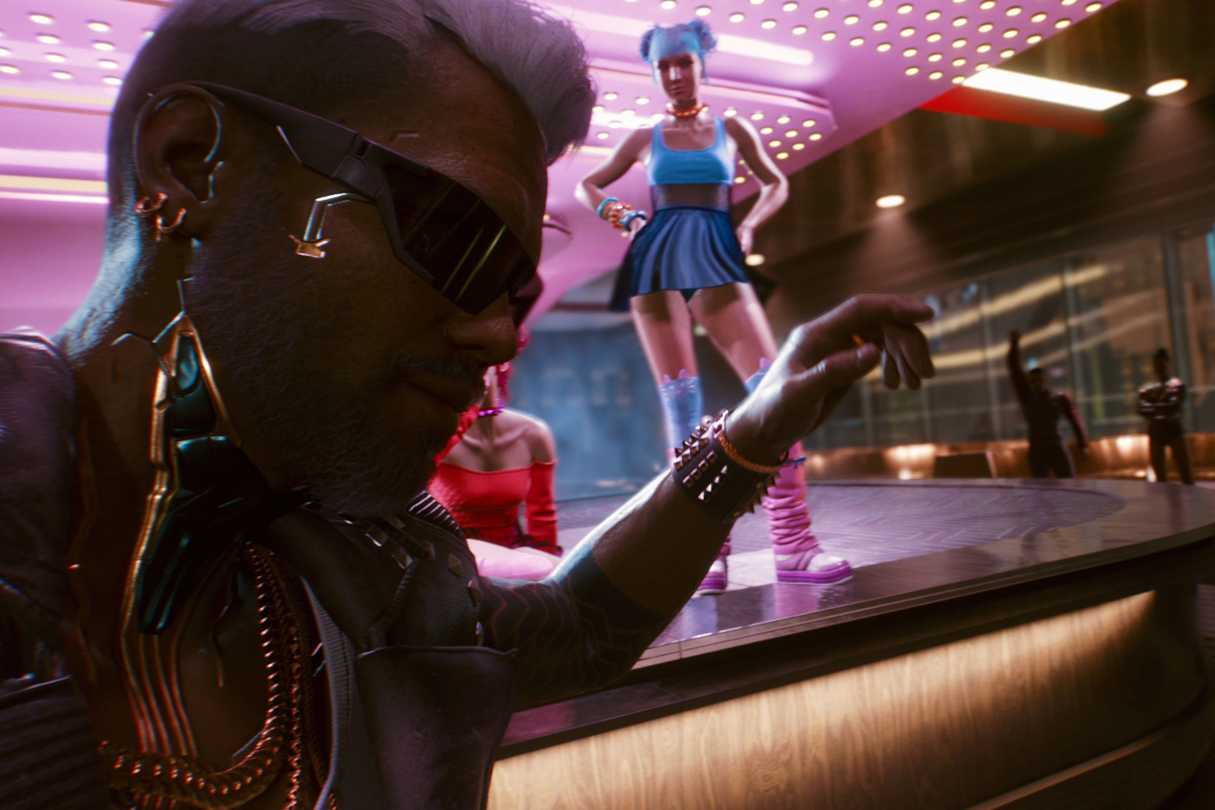 Jackie, your partner in Cyberpunk 2077, in front of a table dancer at a nightclub.