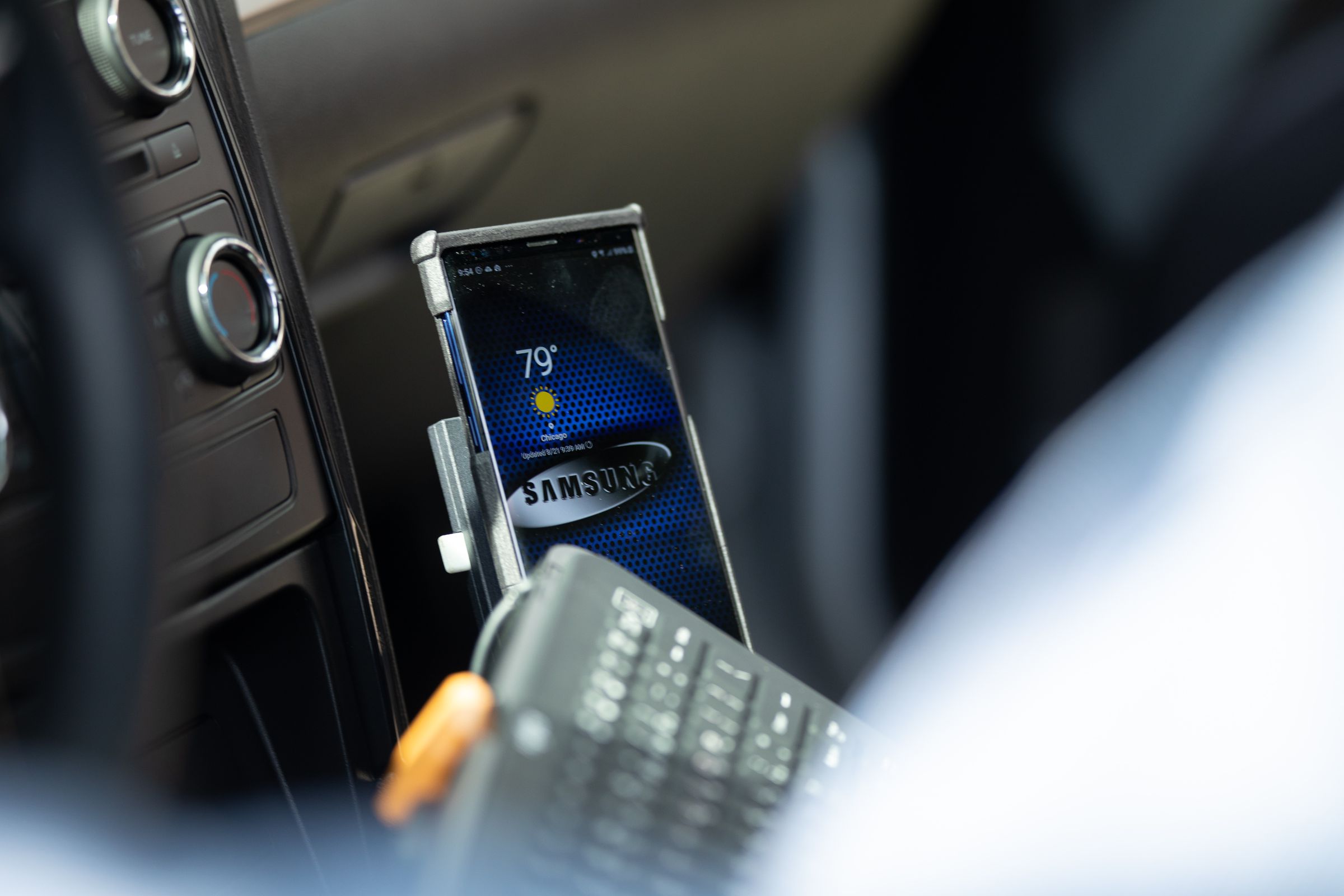 Police offers in one district will be given Samsung smartphones which can be docked in their cars.