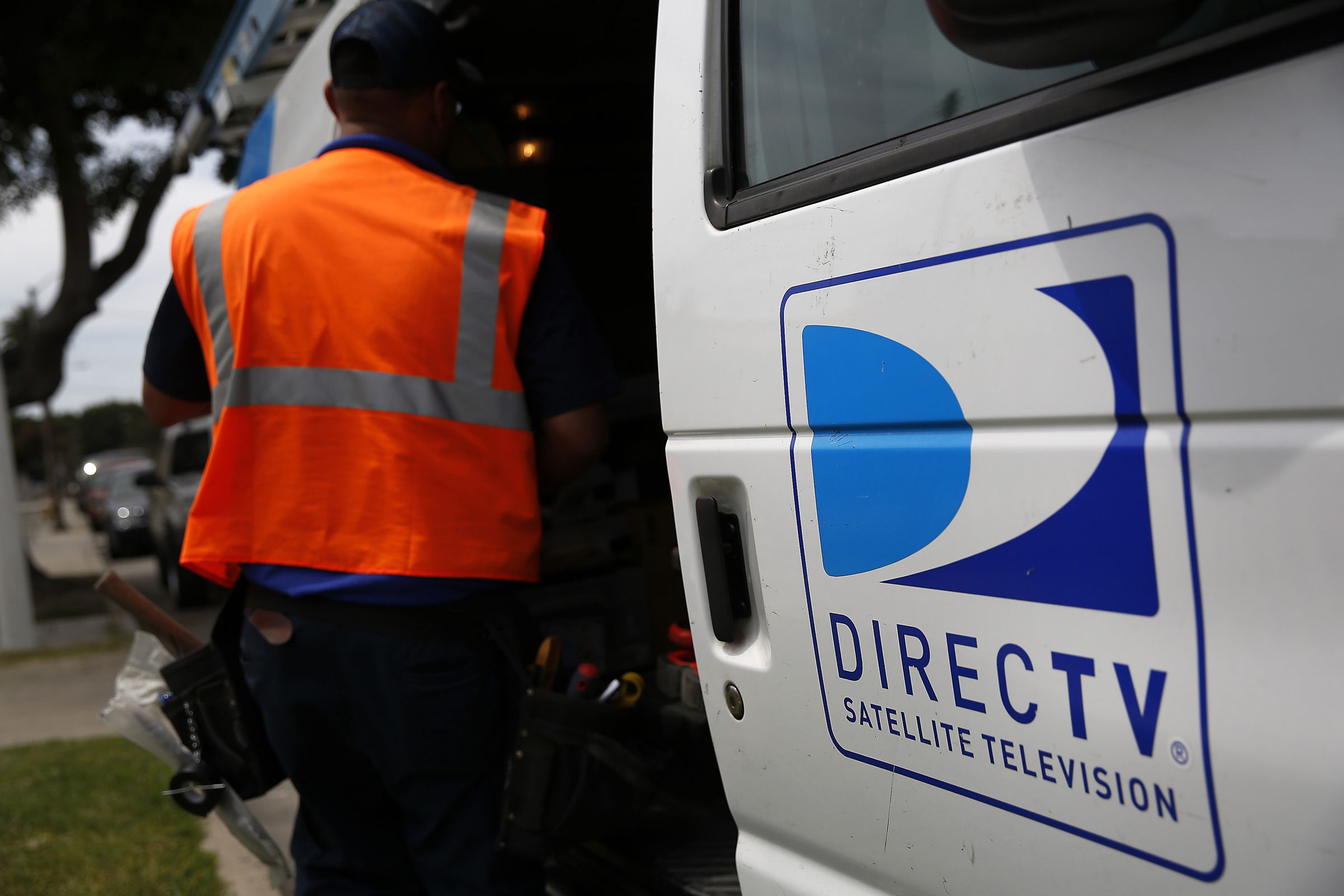 DirecTV Tops Profit Estimates as More Customers Sign Up