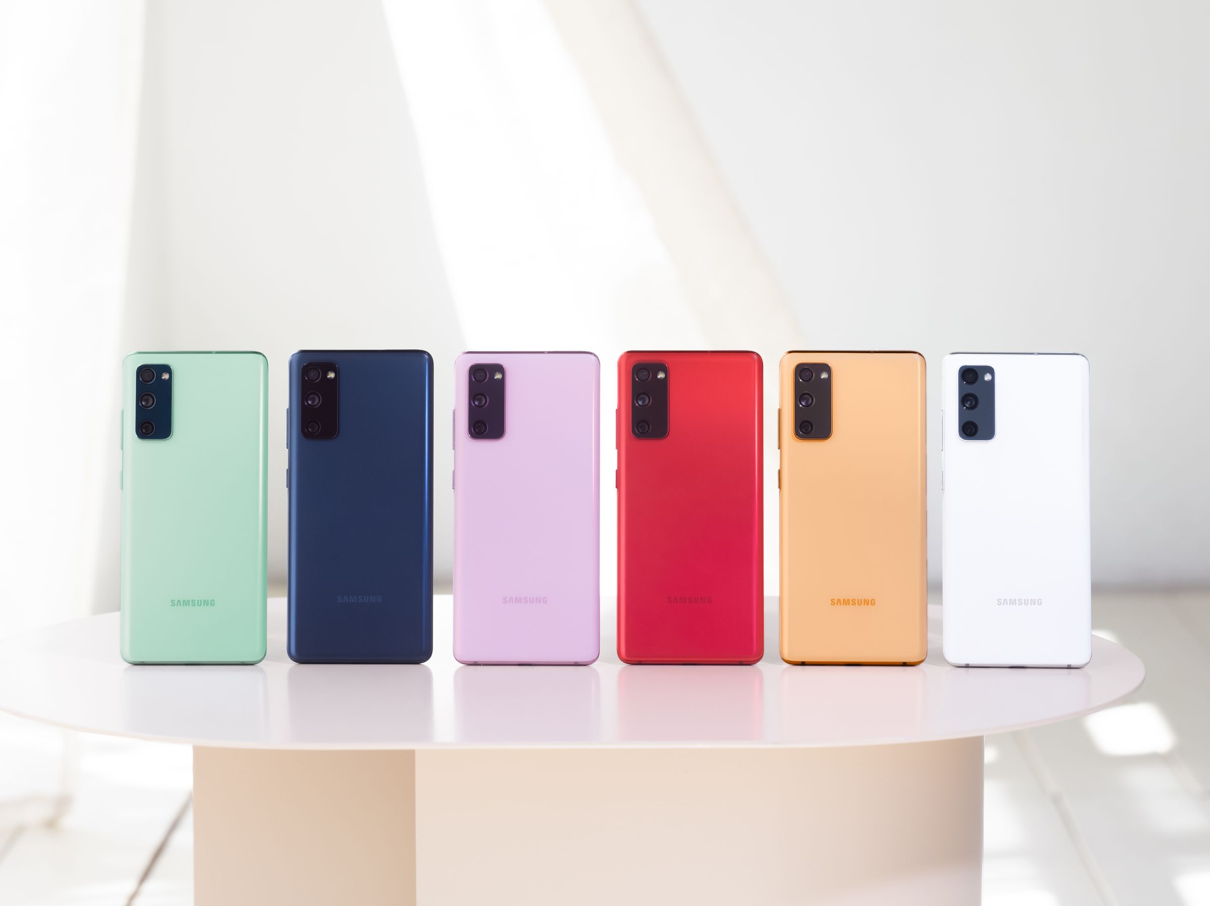 The Galaxy S20 FE 5G comes in many different colors.