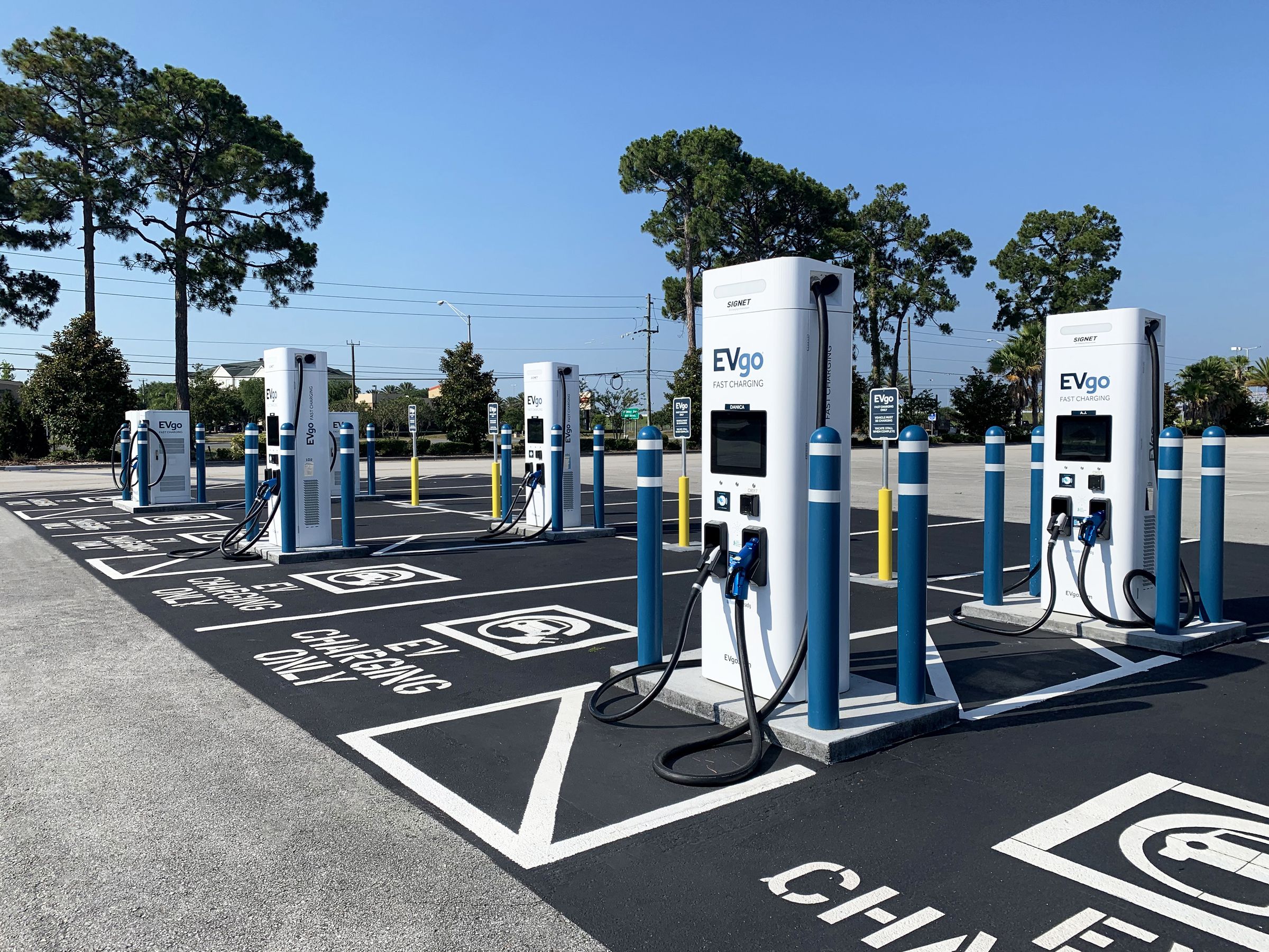Newer models of EVgo charging stations — some still include CHAdeMO compatibility for the Nissan Leaf.
