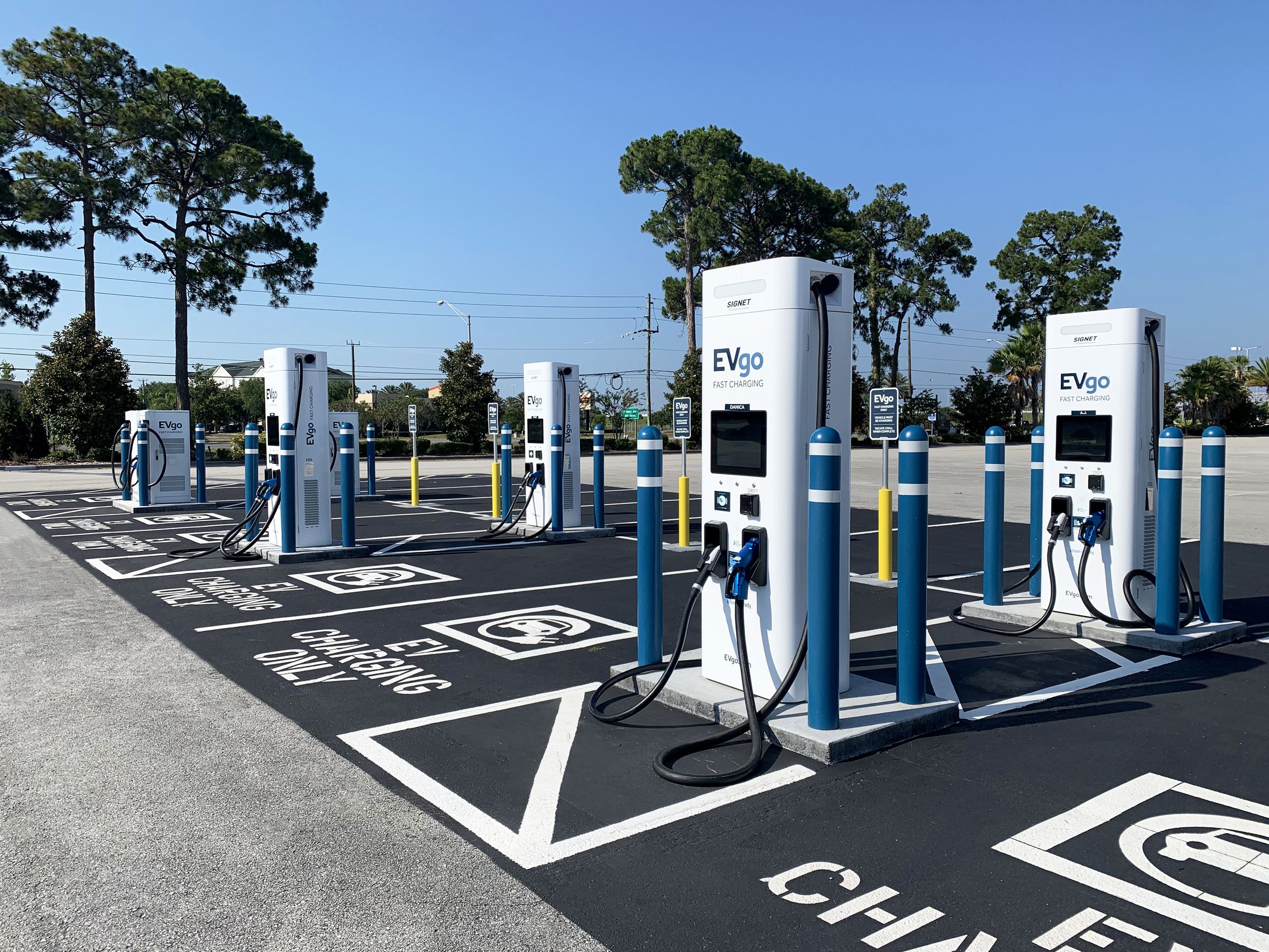 Nuevos modelos de estaciones de carga EVgo: algunos aún incluyen CHAdeMO para compatibilidad con Nissan Leaf.