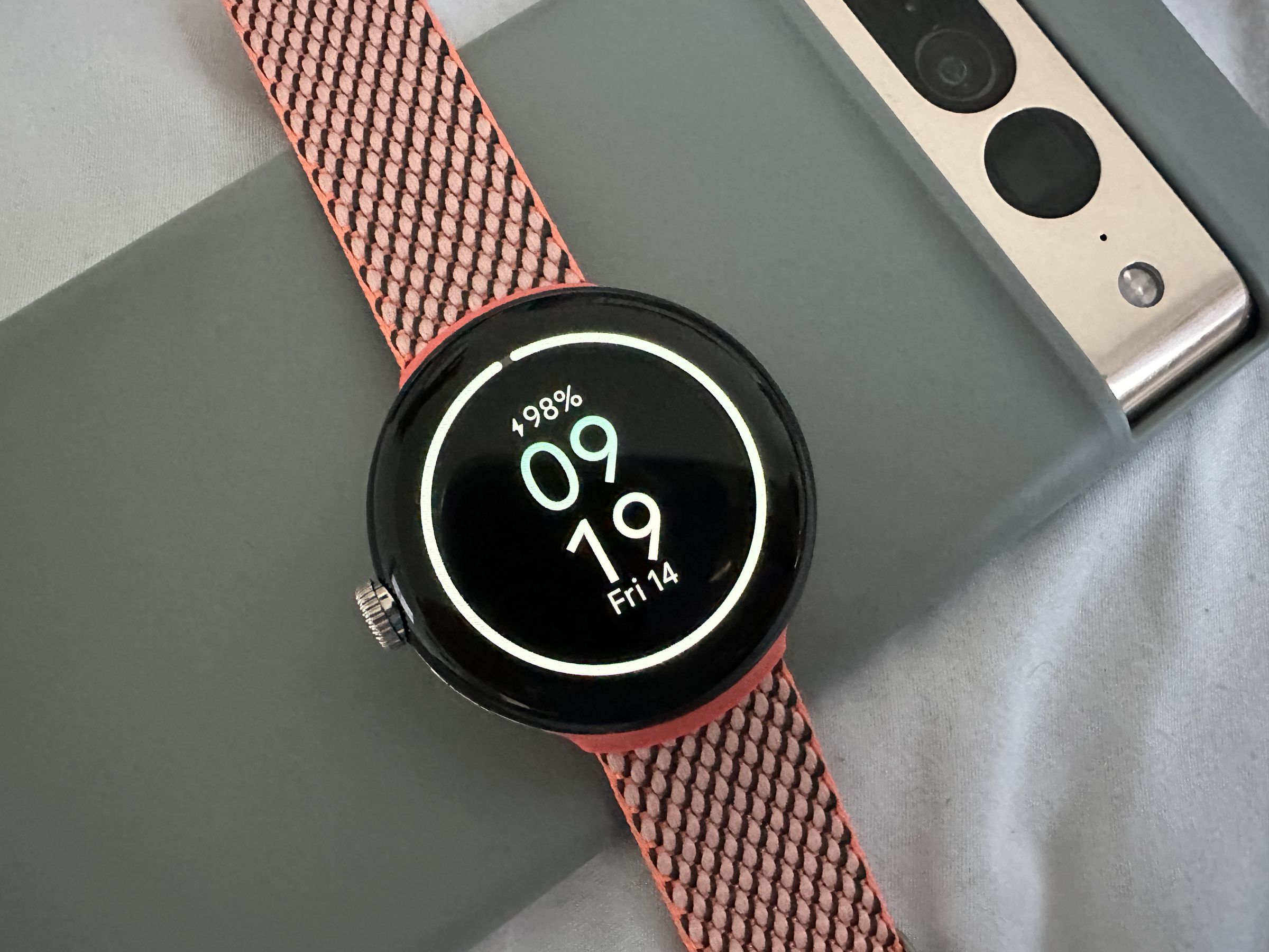 Pixel Watch reverse charging from the Pixel 7 Pro