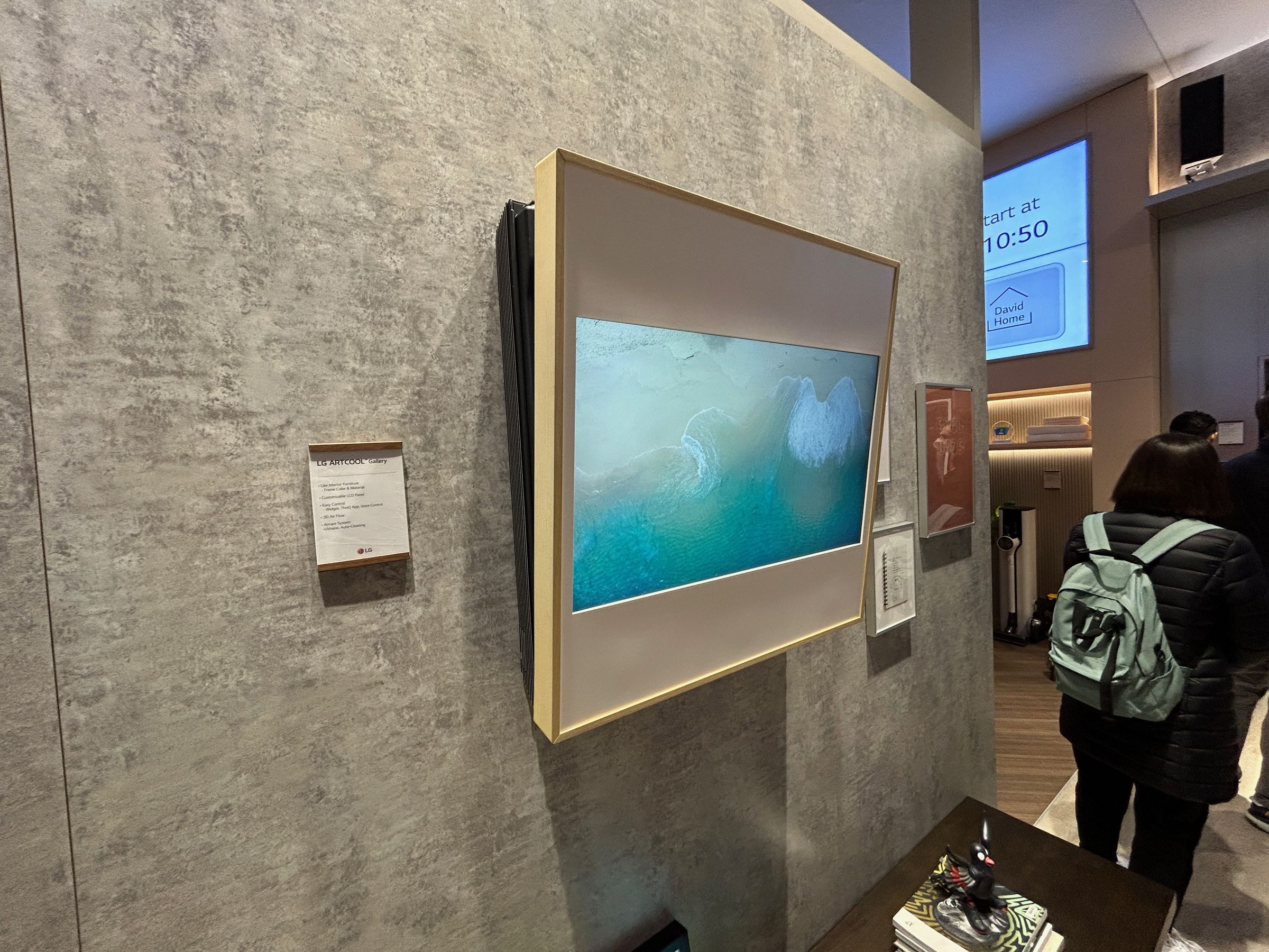 گالری LG Artcool یک واحد AC کوچک با یک صفحه نمایش LCD 27 اینچی قابل تنظیم است.