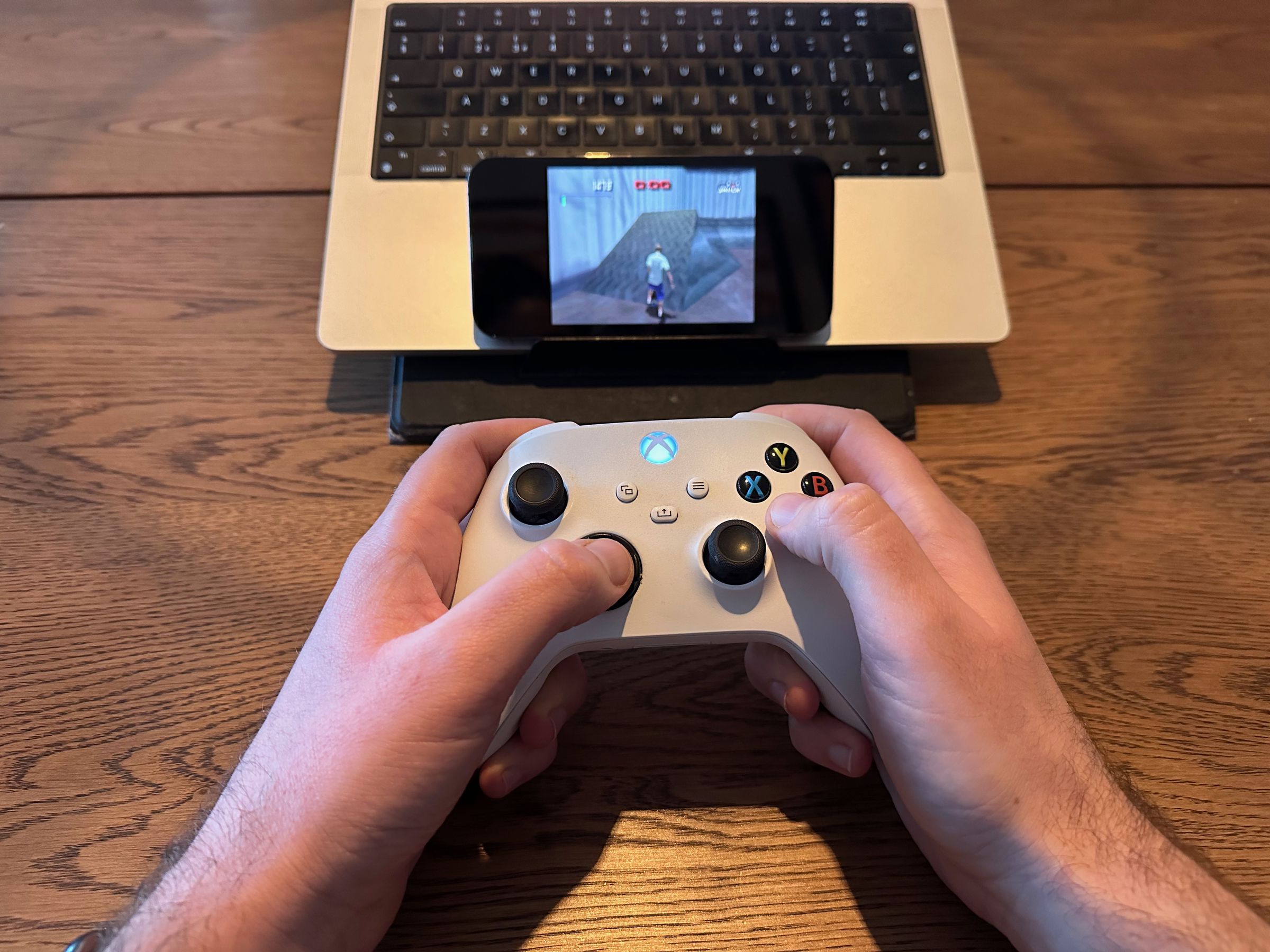 Delta supports horizontal gameplay and external controllers.