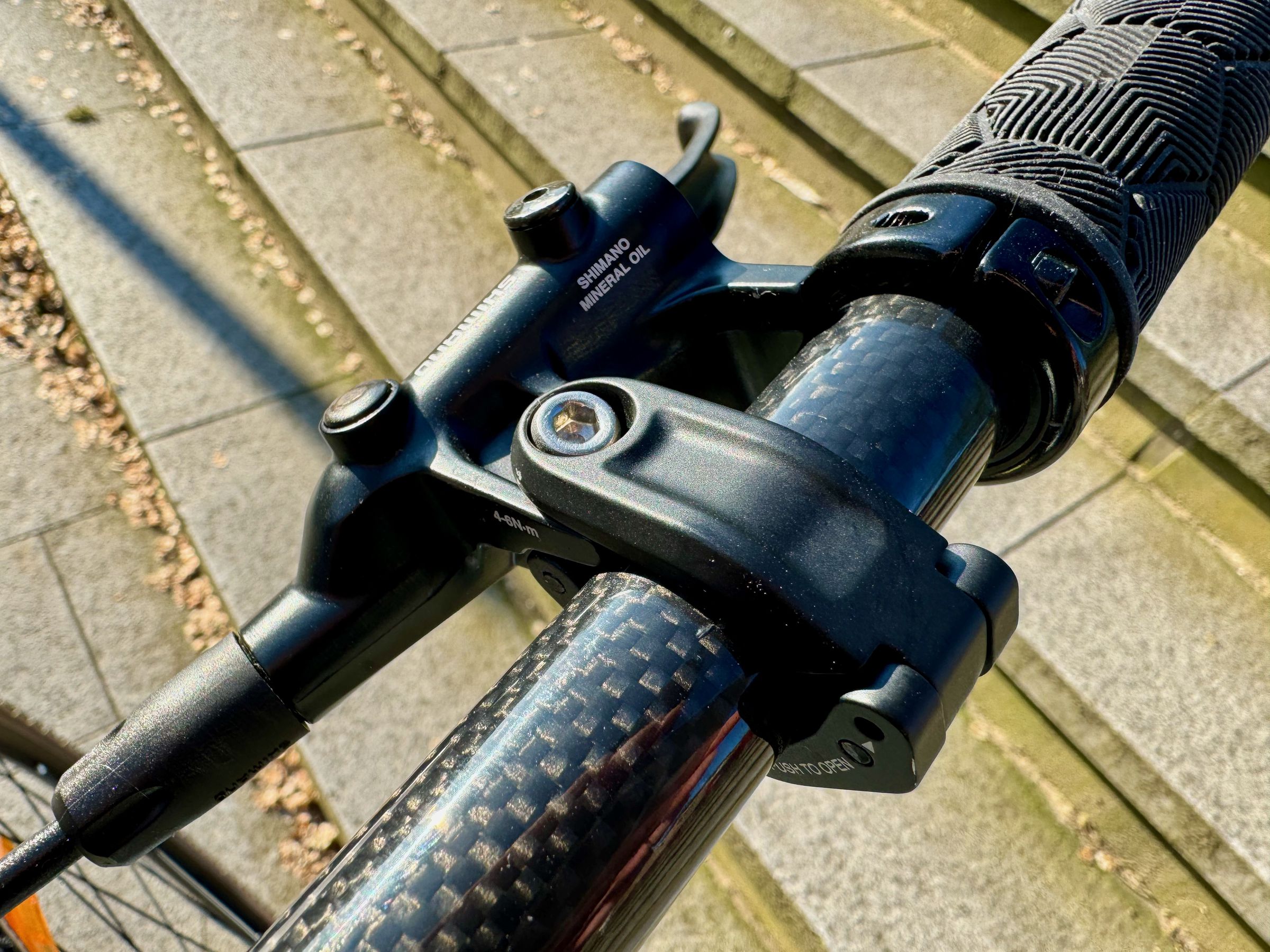 Shimano hydraulic disc brakes mounted to the carbon fiber handlebar.