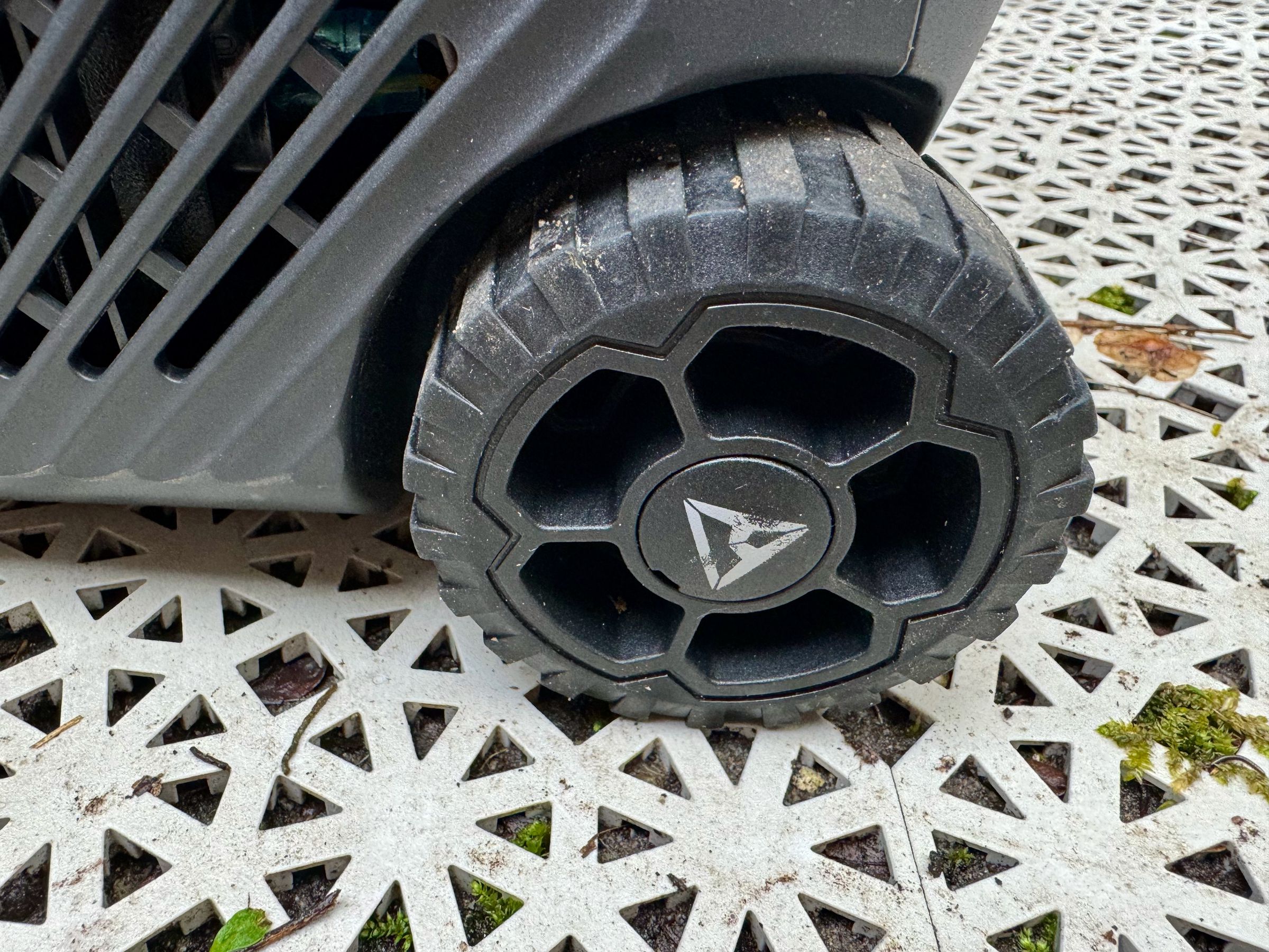 <em>There’s not much ground clearance, so the base drags on uneven surfaces.</em>