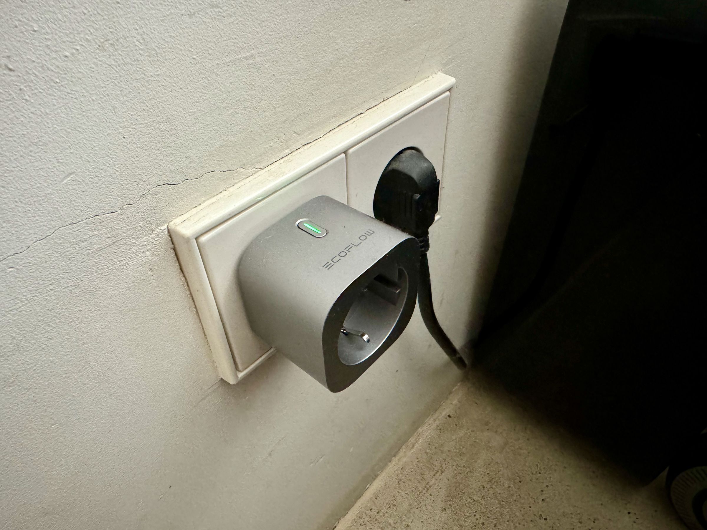 EcoFlow’s smart plug works with the PowerStream to control the flow of power.