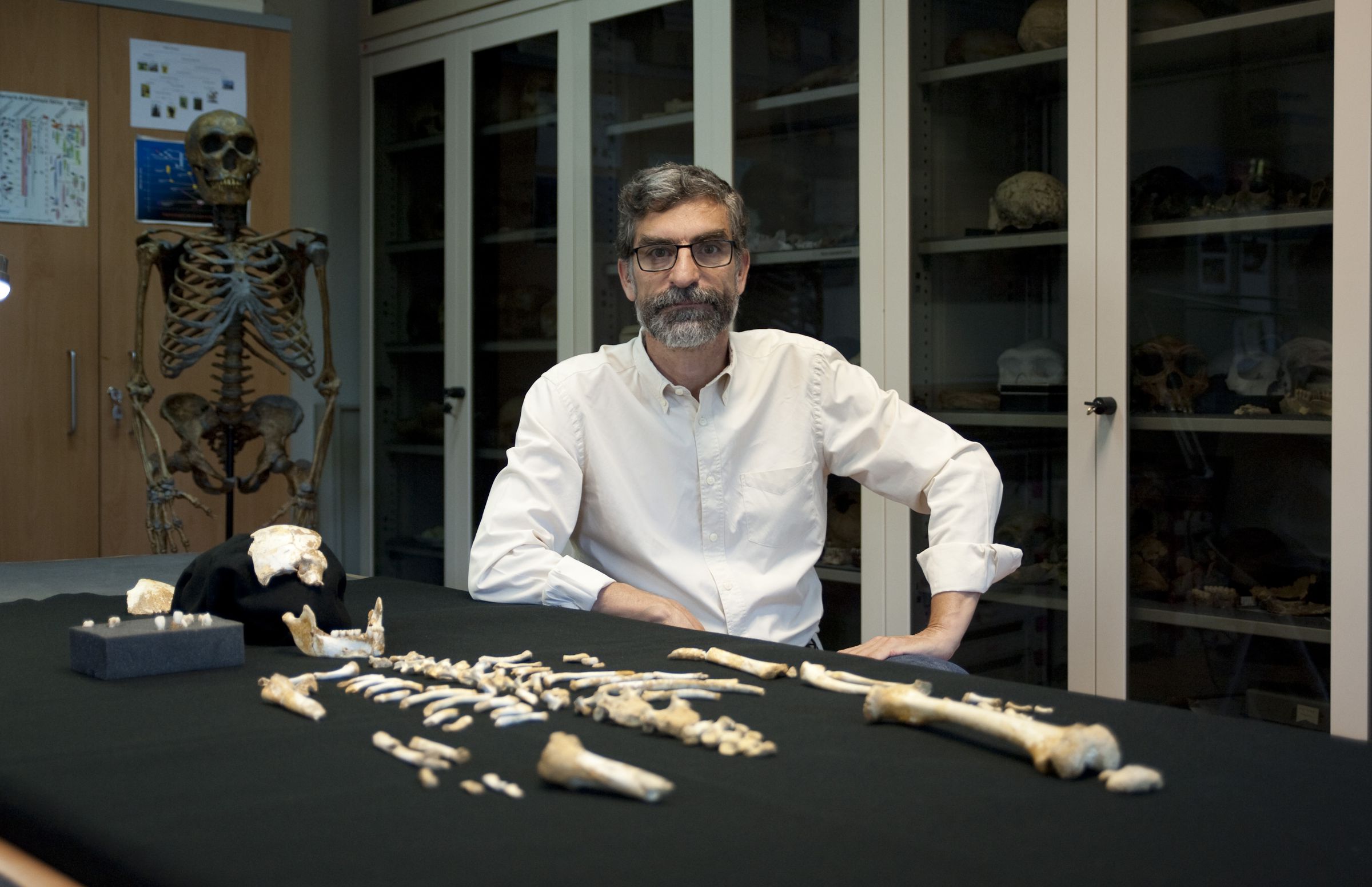 Antonio Rosas beside the Neanderthal child’s skeleton.
