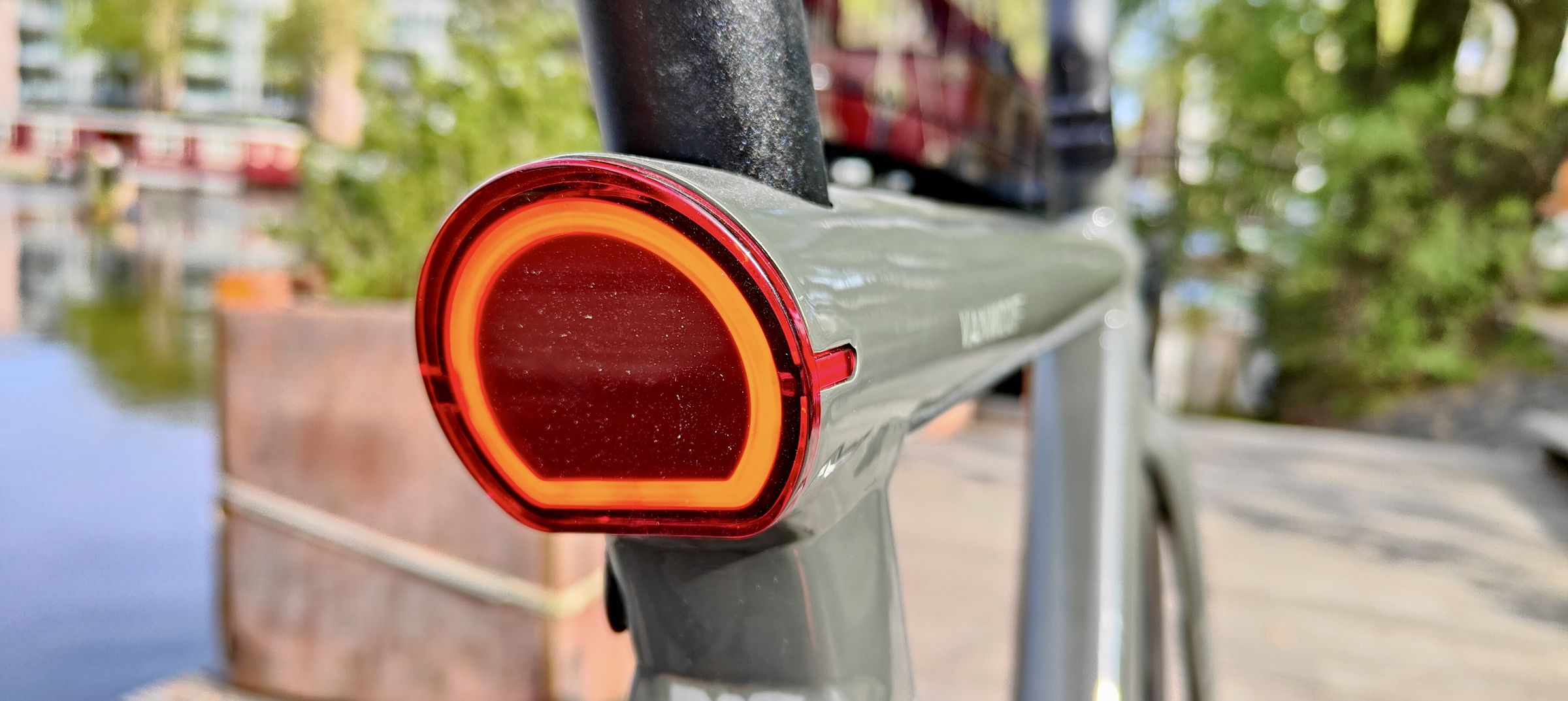 Integrated rear lights that are visible from the sides.