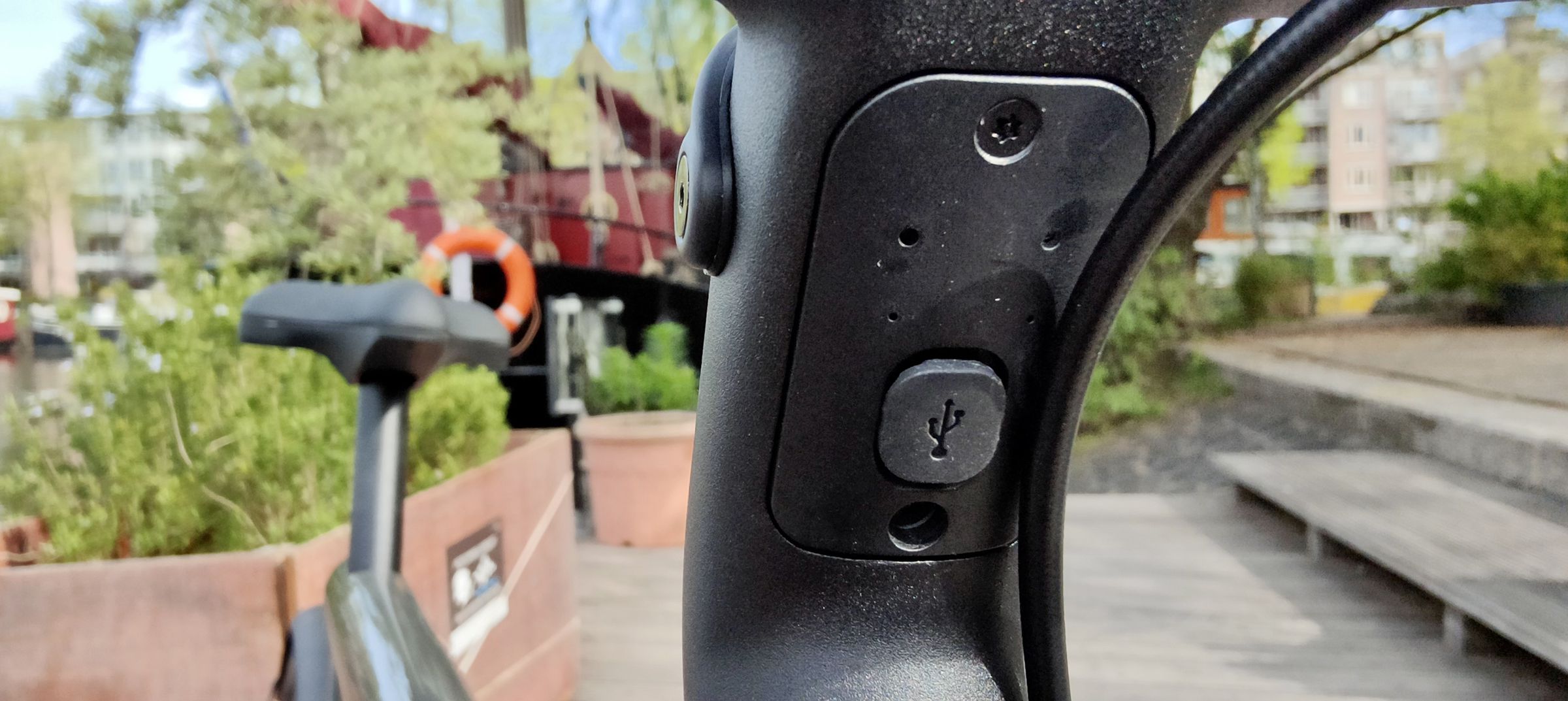 VanMoof e-bikes now have integrated mounts and USB-C charging for your phone.
