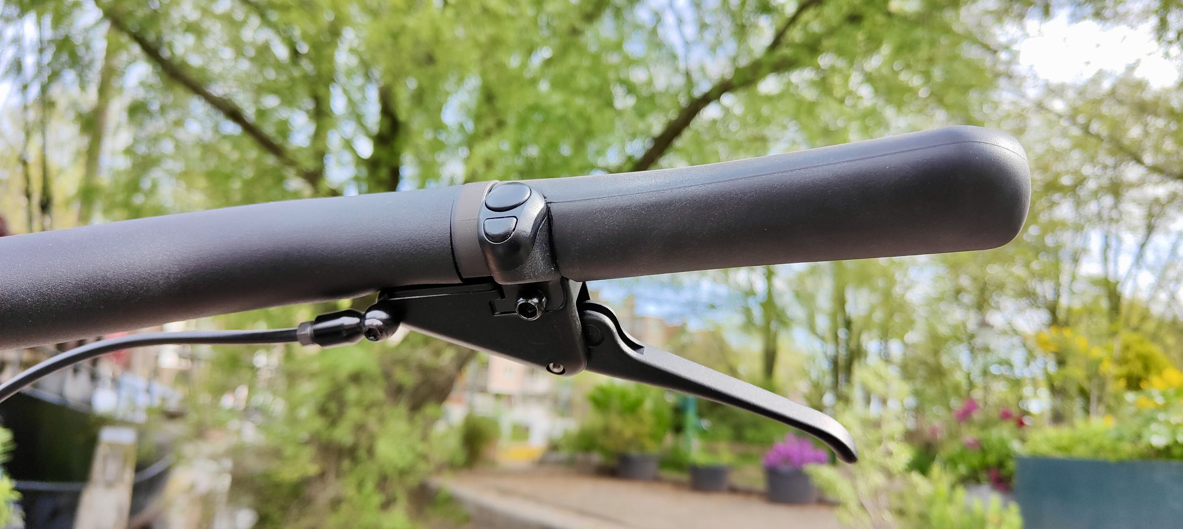 <em>The boost button flanked by smaller multi-function button and hydraulic brake lever.</em>