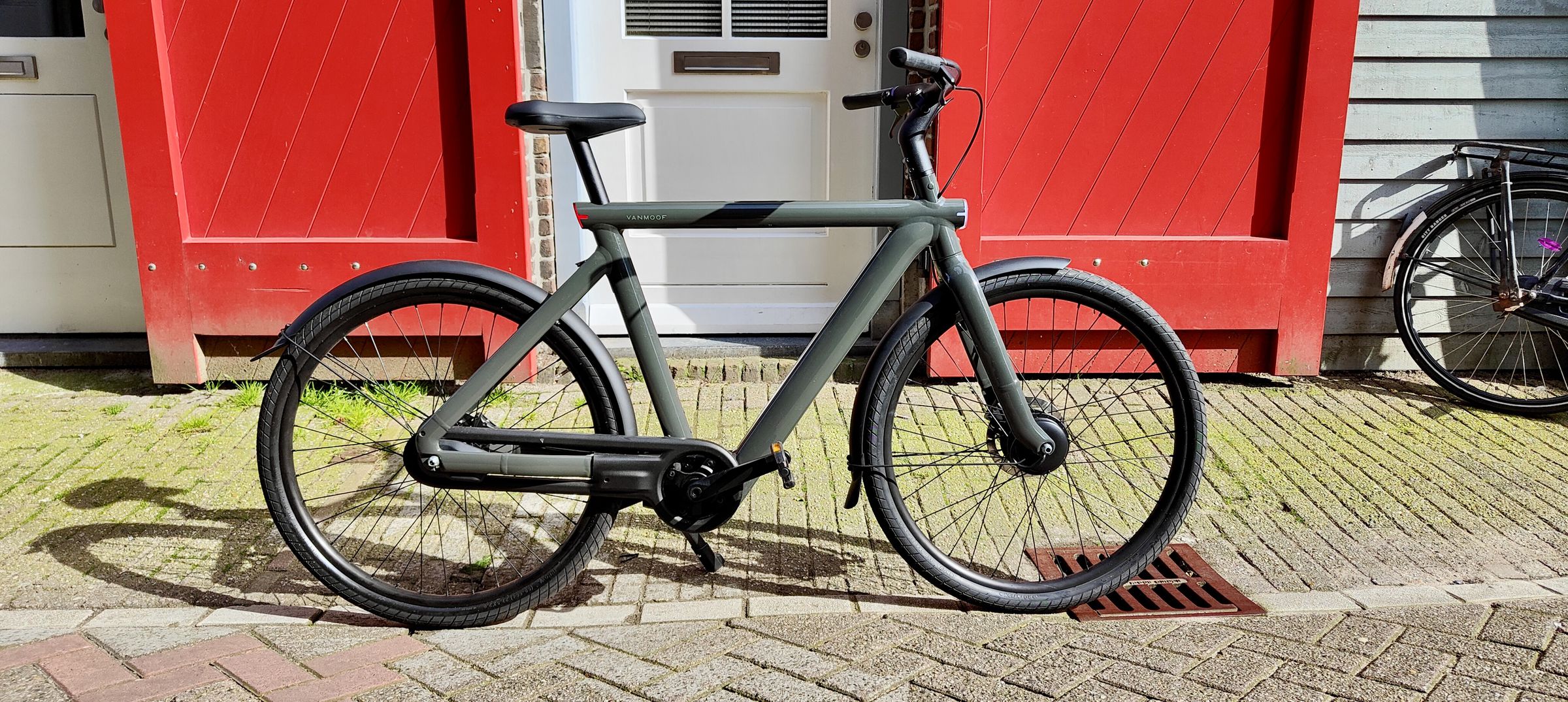 The dark gray VanMoof S5: too complex for its own good?