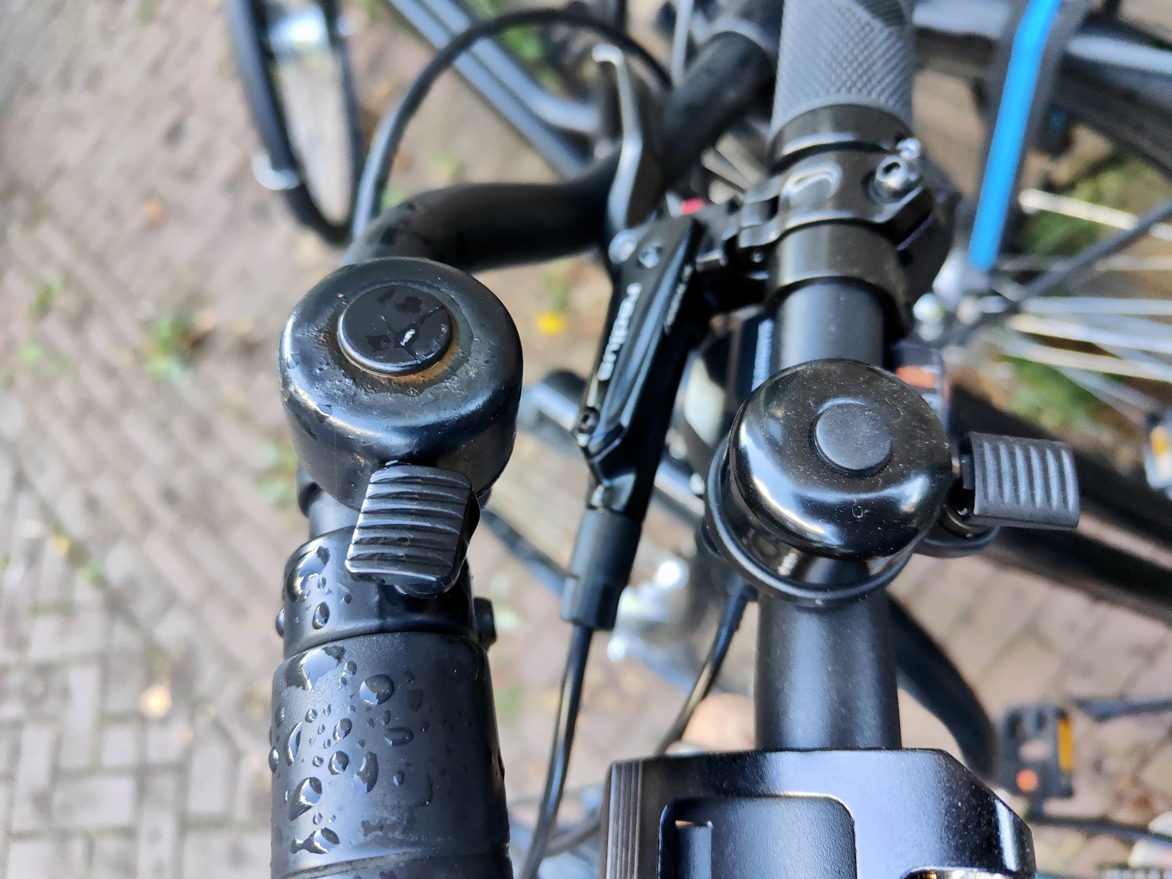 <em>AirBell (right) looks exactly like a cheap unassuming bicycle bell (left), only without the rust... yet.</em>