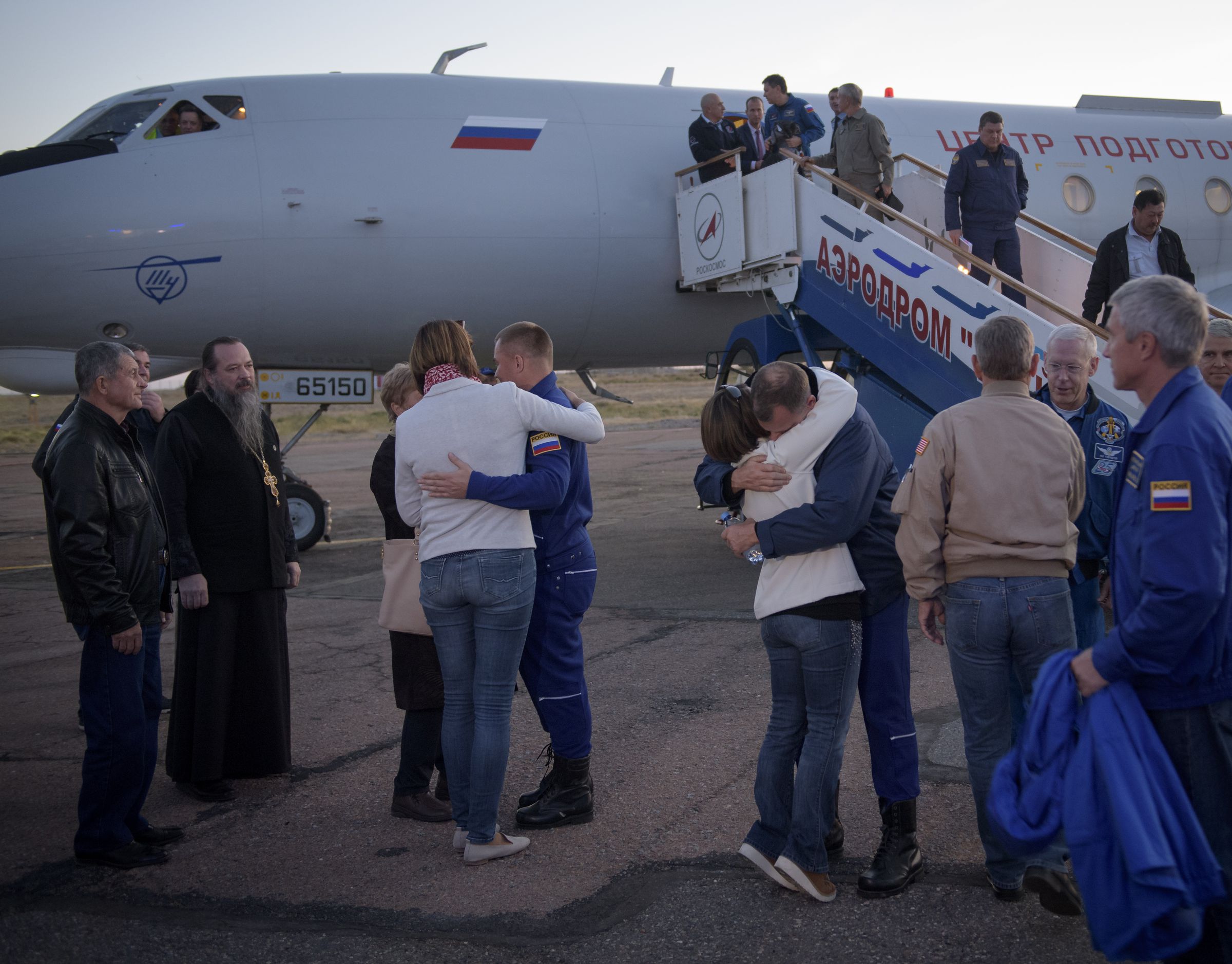 Hague and Ovchinin greeting their families after the failed launch.