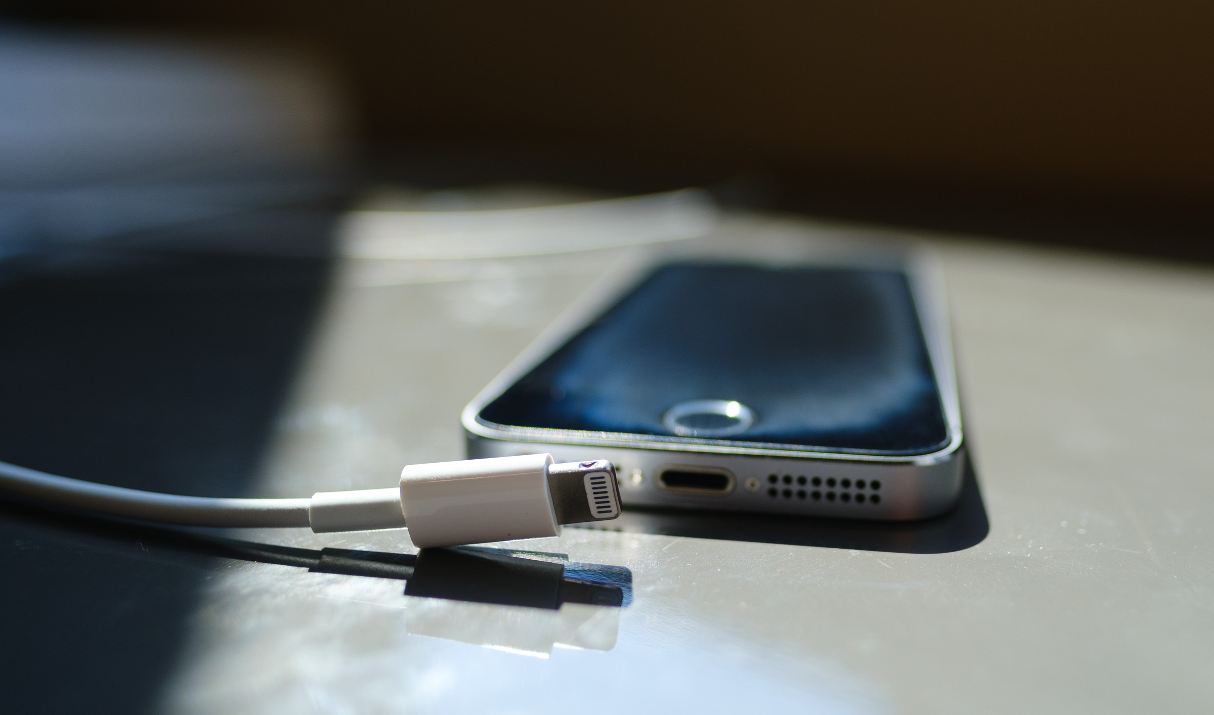 Image of an iPhone 5s with a Lightning cable