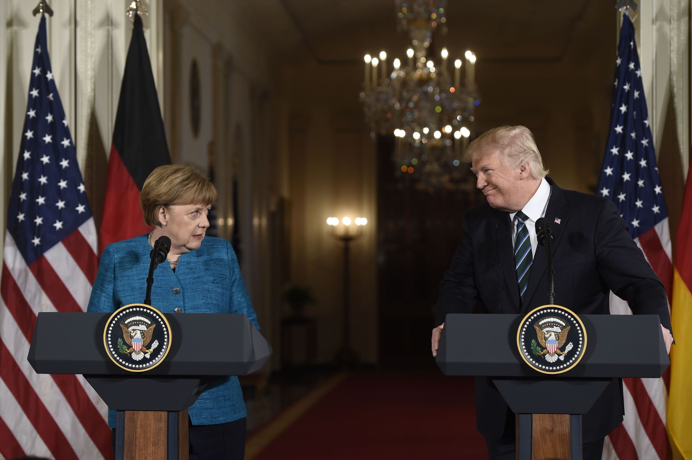 TOPSHOT - US President Donald Trump and German Chancellor Angela Merkel hold a joint press conference in the East Room of the White House in Washington, DC, on March 17, 2017. / AFP PHOTO / SAUL LOEB 