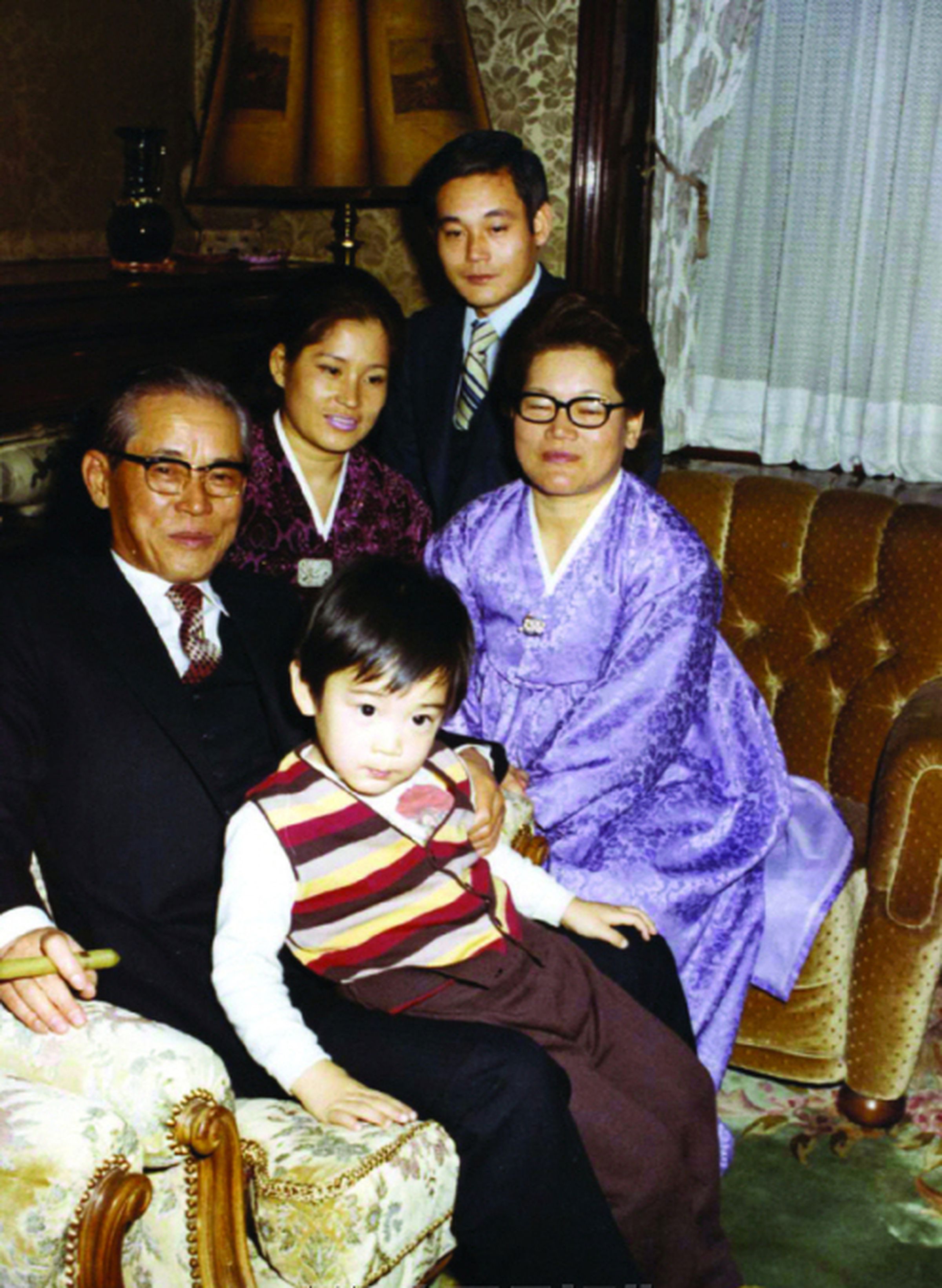 The young Lee Jae-yong sits on Samsung founder Lee Byung-chul’s lap, with Lee Kun-hee in the background. (1972)